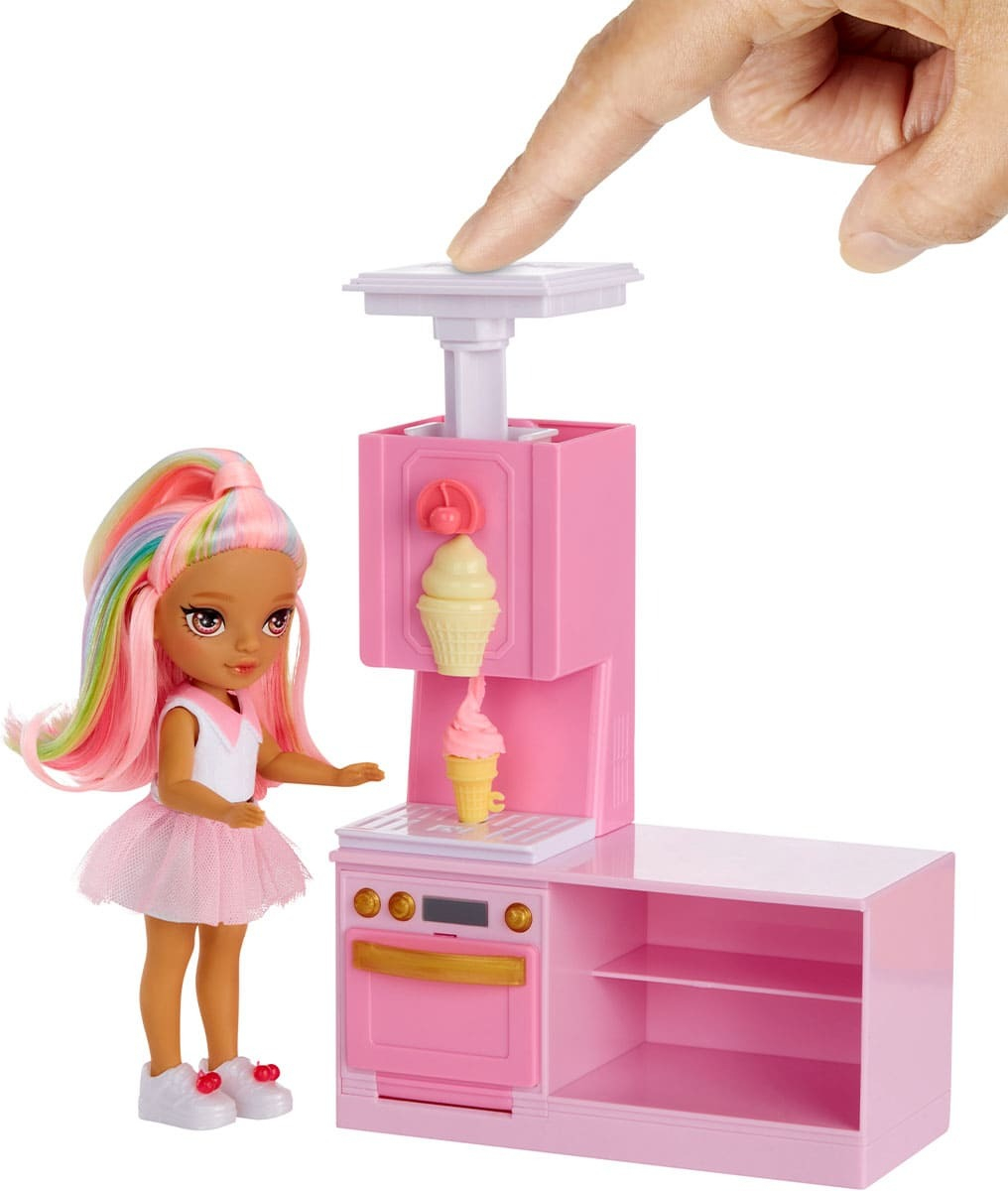 Игровой набор с куклой Rainbow High серии "Littles" Кондитерская Кенди (с акс.) (522058) фото 