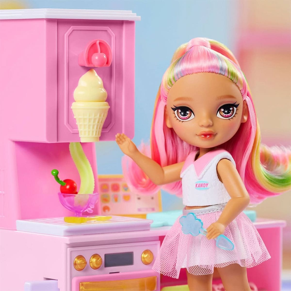 Игровой набор с куклой Rainbow High серии "Littles" Кондитерская Кенди (с акс.) (522058) фото 