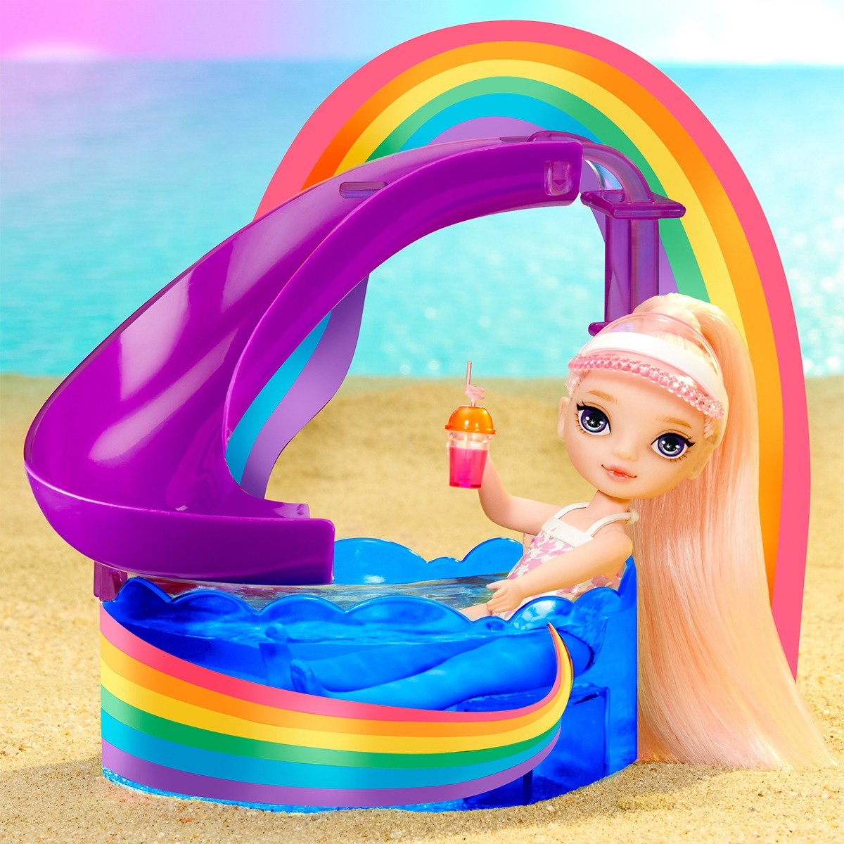 Игровой набор с куклой Rainbow High серии "Littles" Праздник в Басейне (с акс.) (522249) фото 9