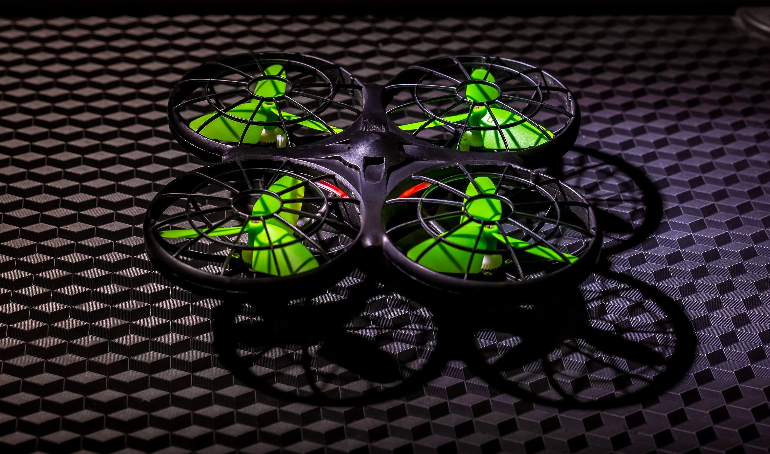 Квадрокоптер игрушечный 