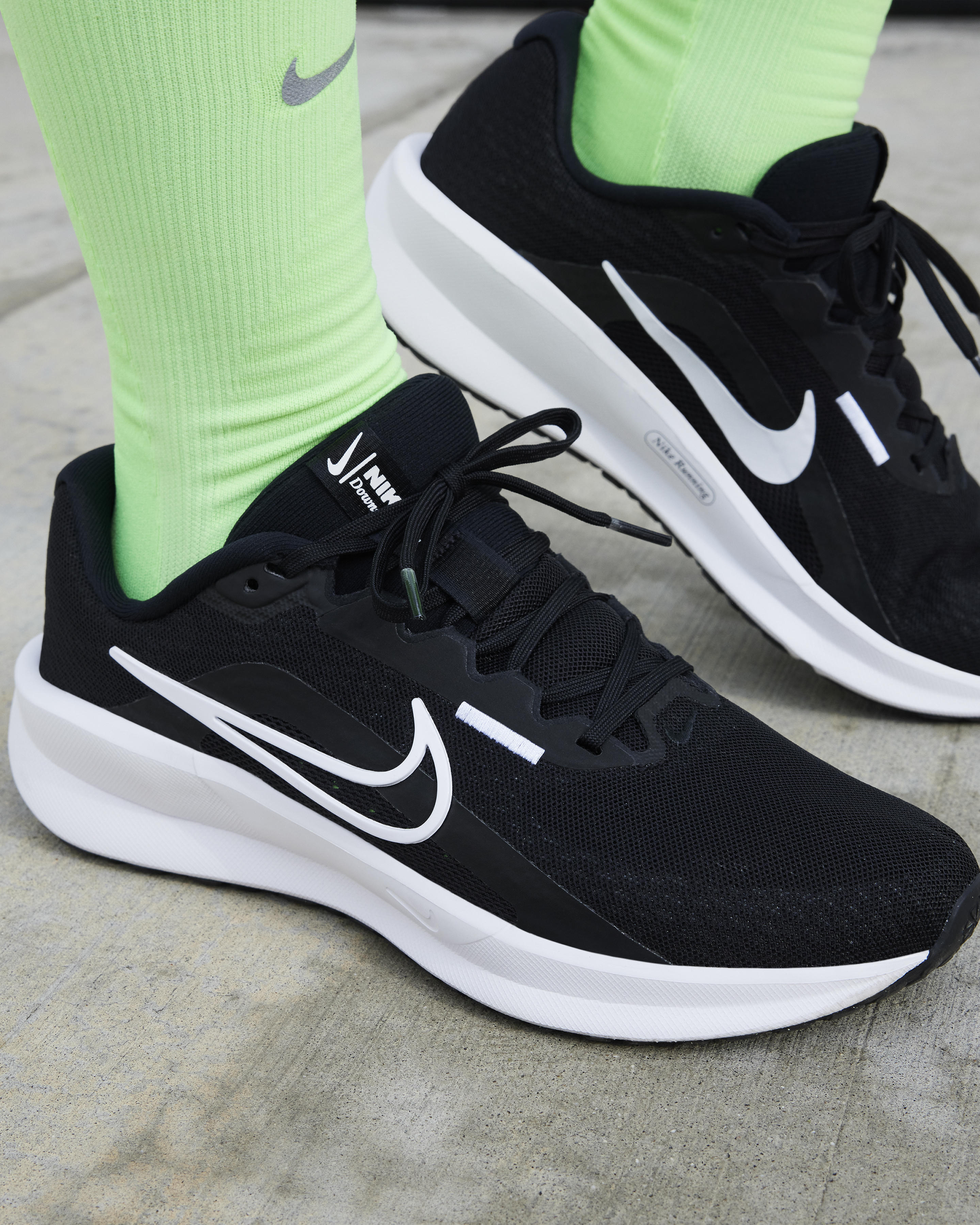 Кроссовки женские Nike W Downshifter 13 FD6476-001 38 (7 US) черные фото 