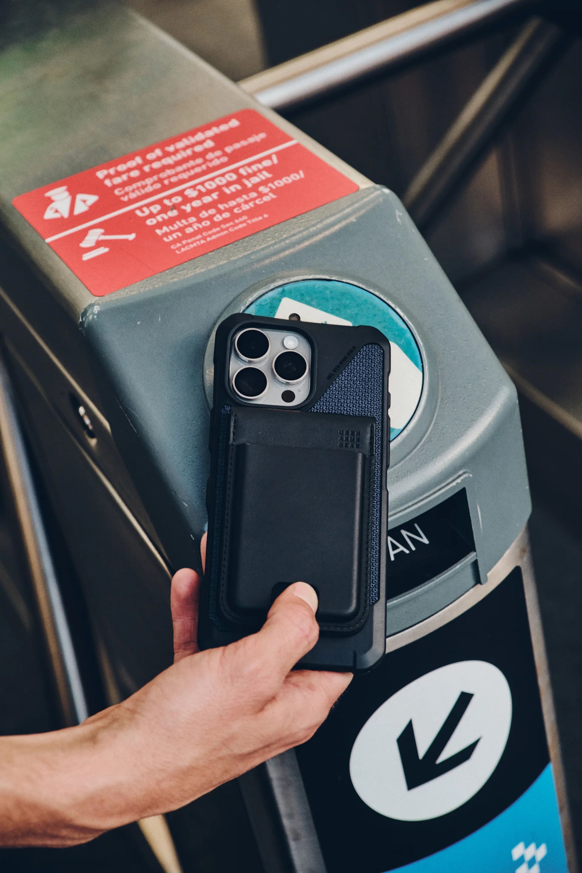 Чехол UAG для карт магнитный с подставкой, Metropolis Wallet PU, Black фото 12