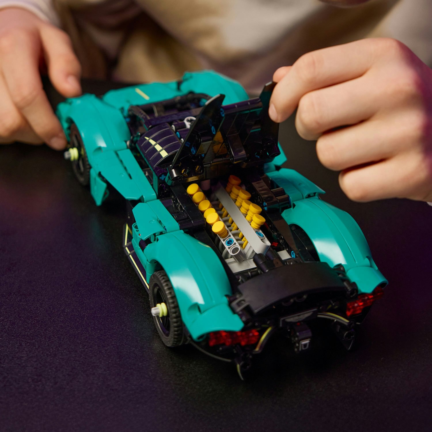 LEGO 42208 Technic Aston Martin Valkyrie фото