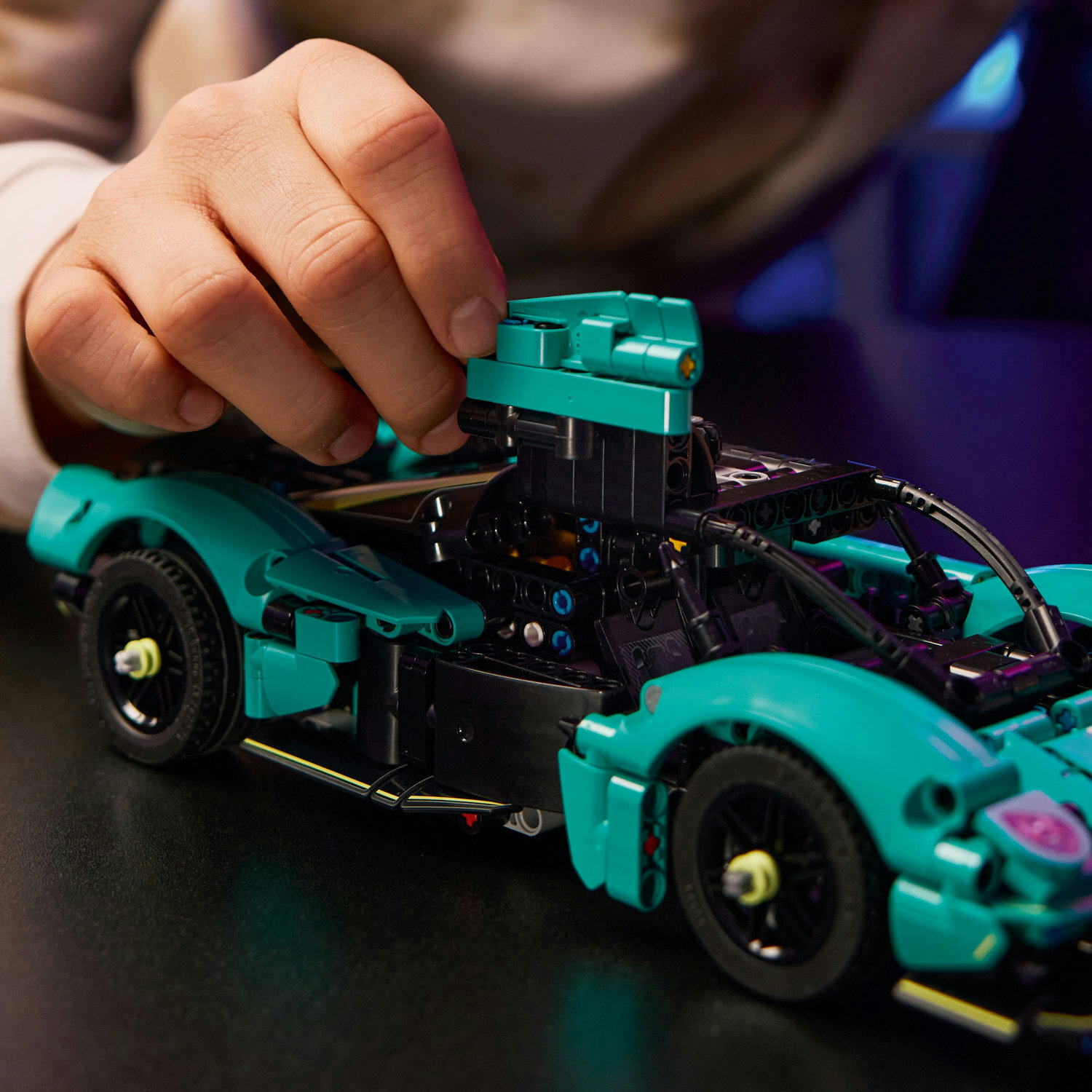 LEGO 42208 Technic Aston Martin Valkyrie фото 6