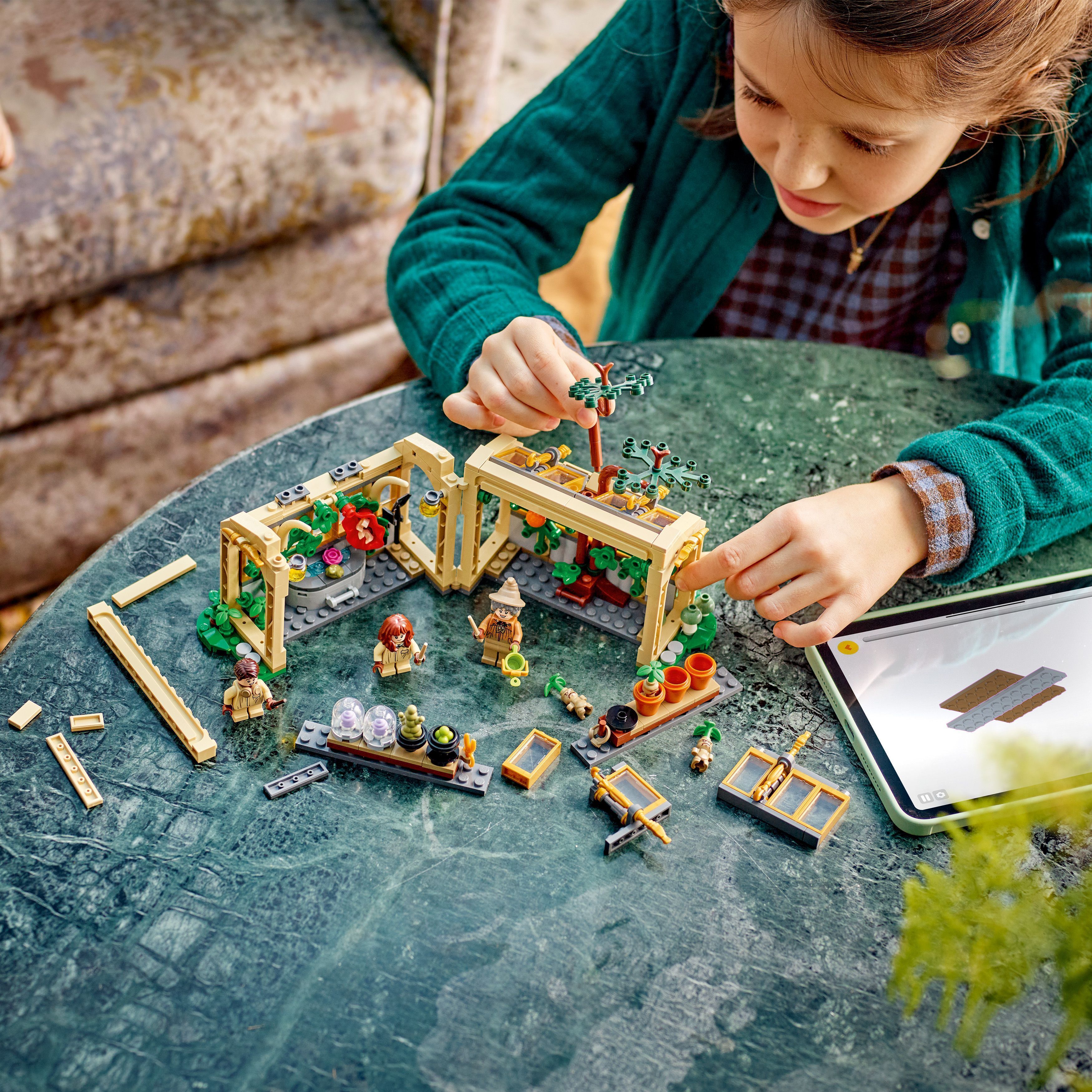 LEGO 76445 Harry Potter Замок Хогвардс: урок гербологии фото 6