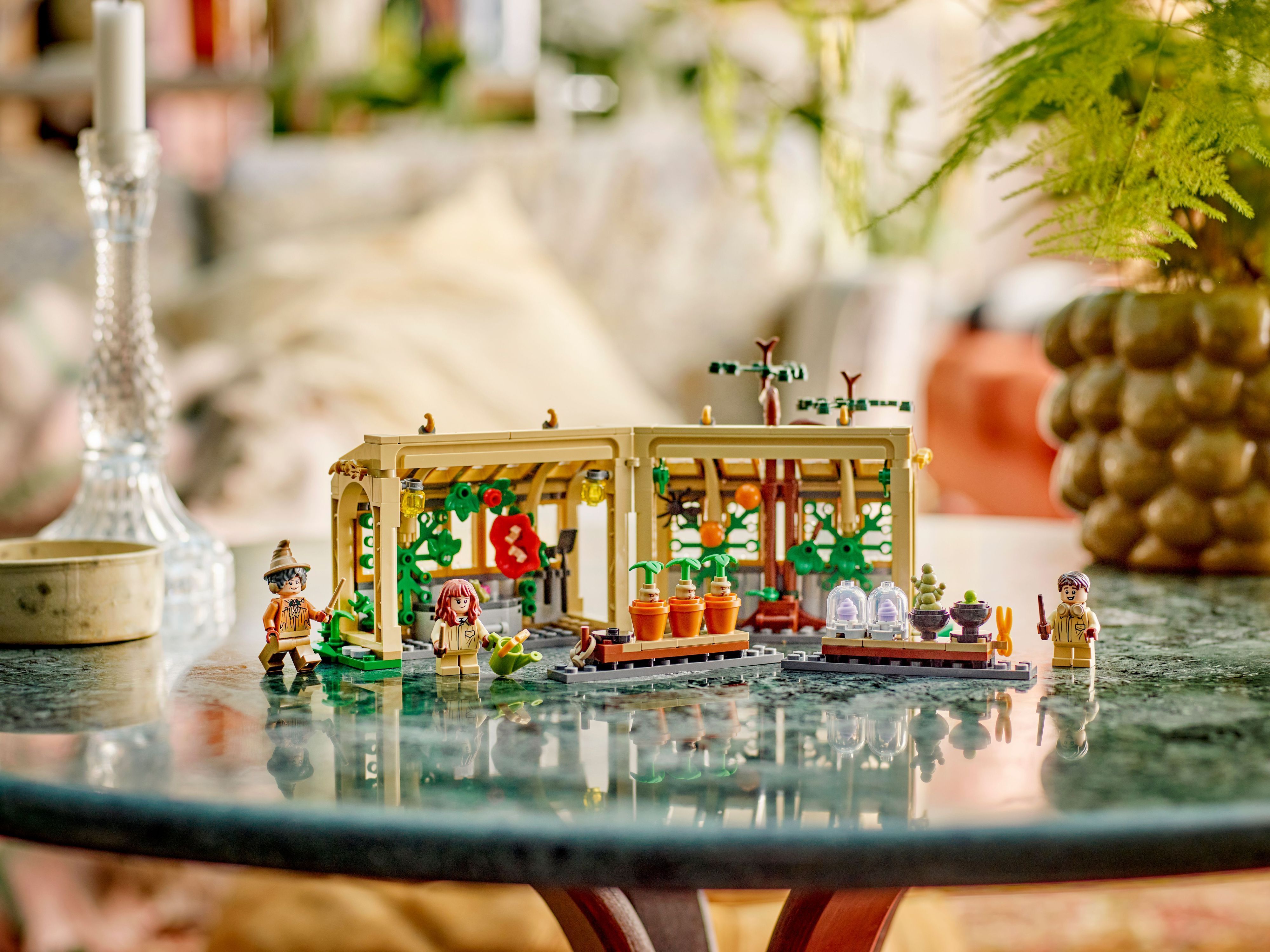 LEGO 76445 Harry Potter Замок Хогвардс: урок гербологии фото 9