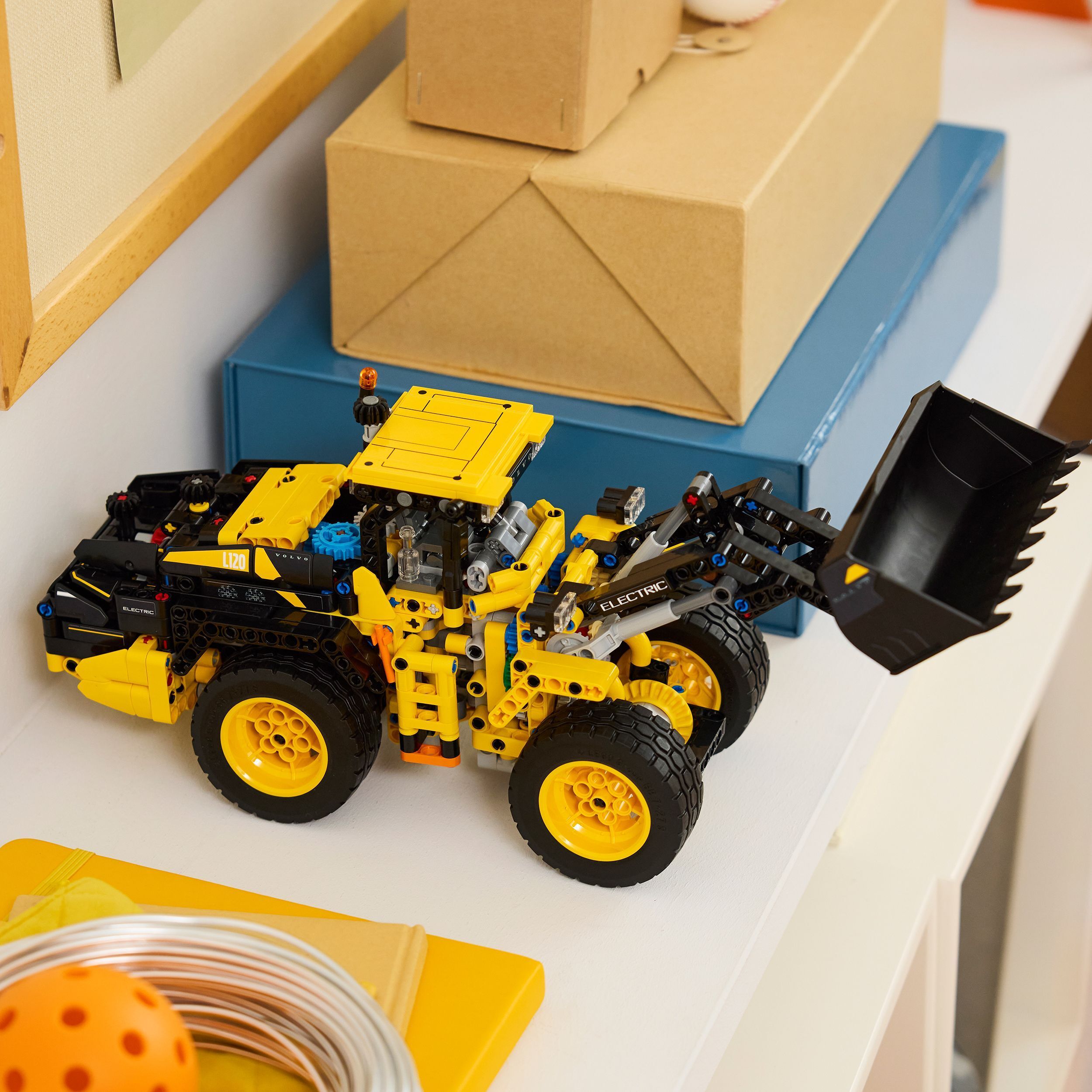 LEGO 42209 Technic Колесный загрузчик Volvo L120 Electric фото 9