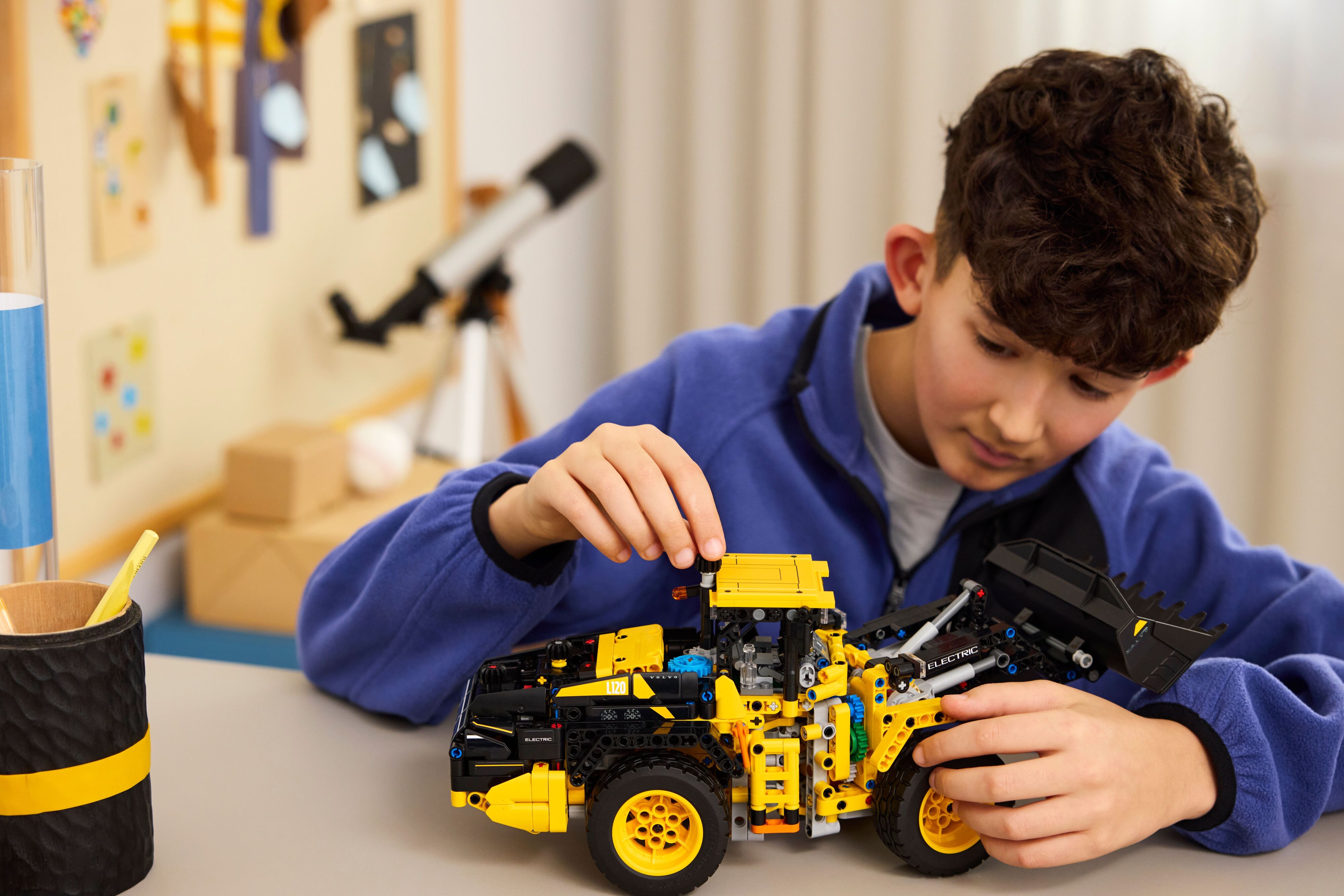 LEGO 42209 Technic Колесный загрузчик Volvo L120 Electric фото 8