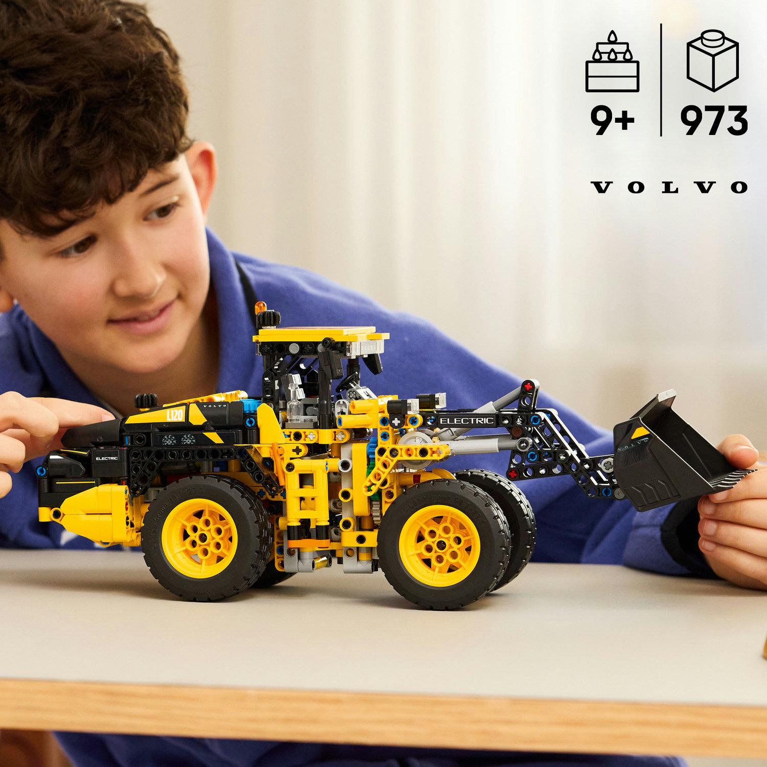 LEGO 42209 Technic Колесный загрузчик Volvo L120 Electric фото