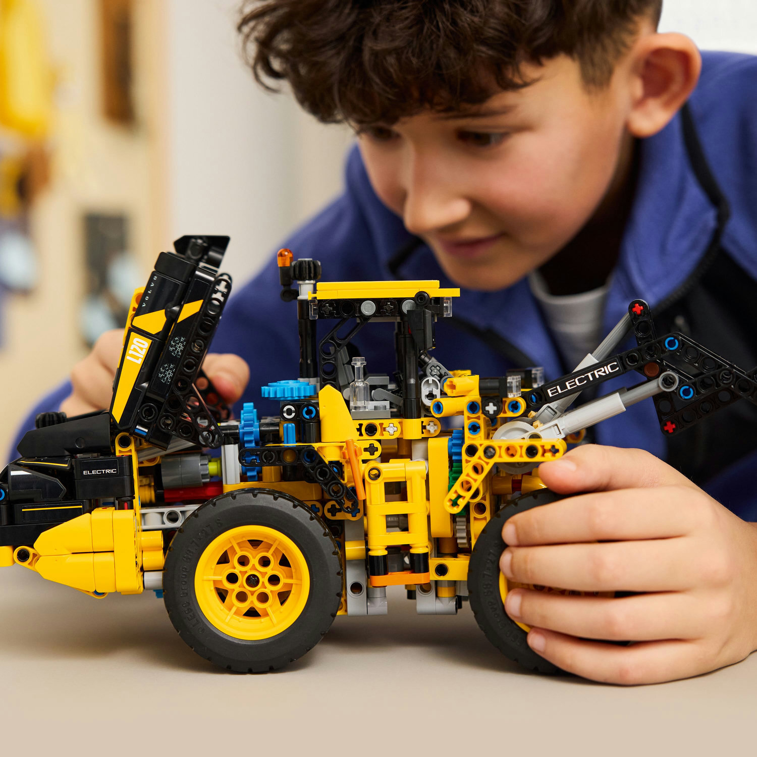 LEGO 42209 Technic Колесный загрузчик Volvo L120 Electric фото