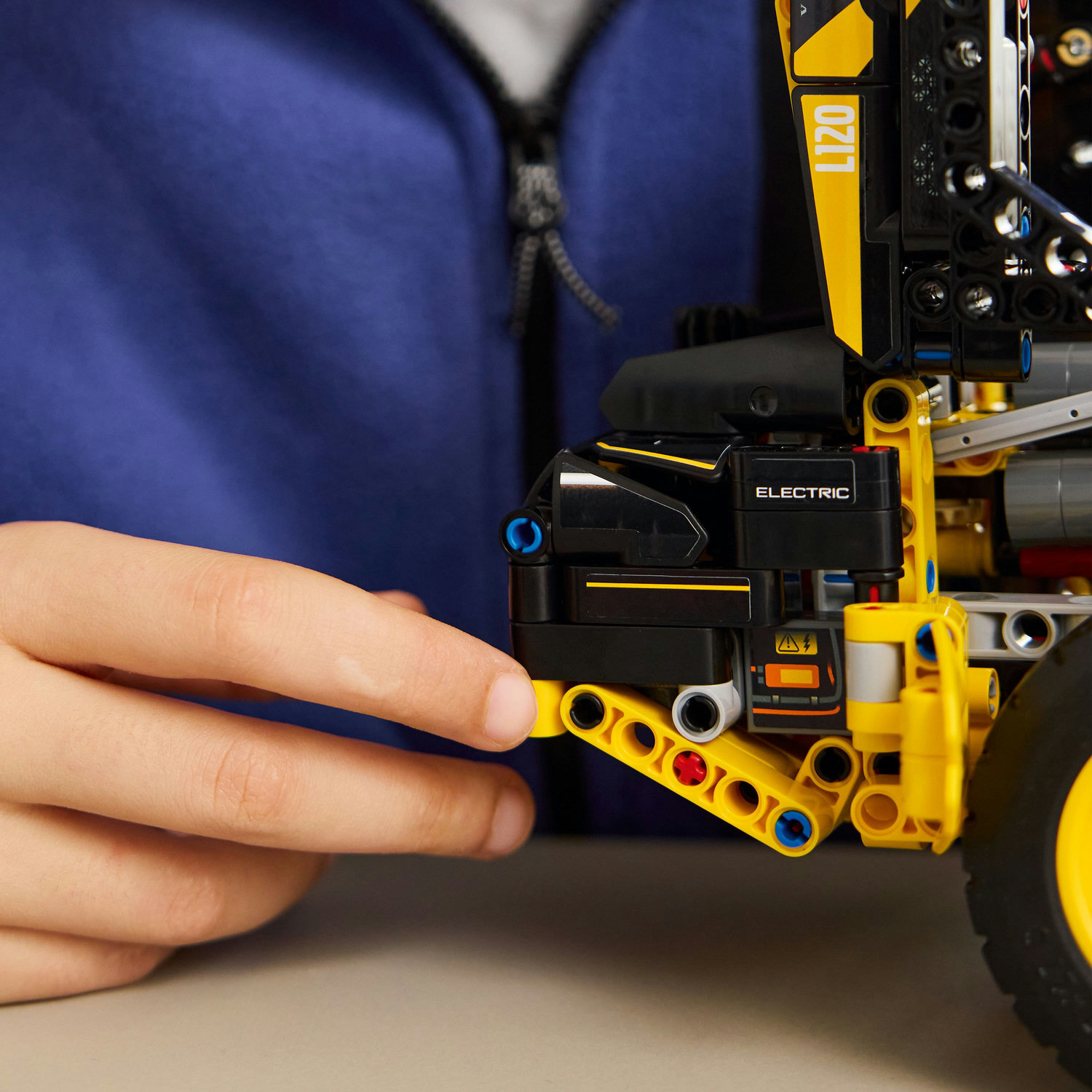 LEGO 42209 Technic Колесный загрузчик Volvo L120 Electric фото 8