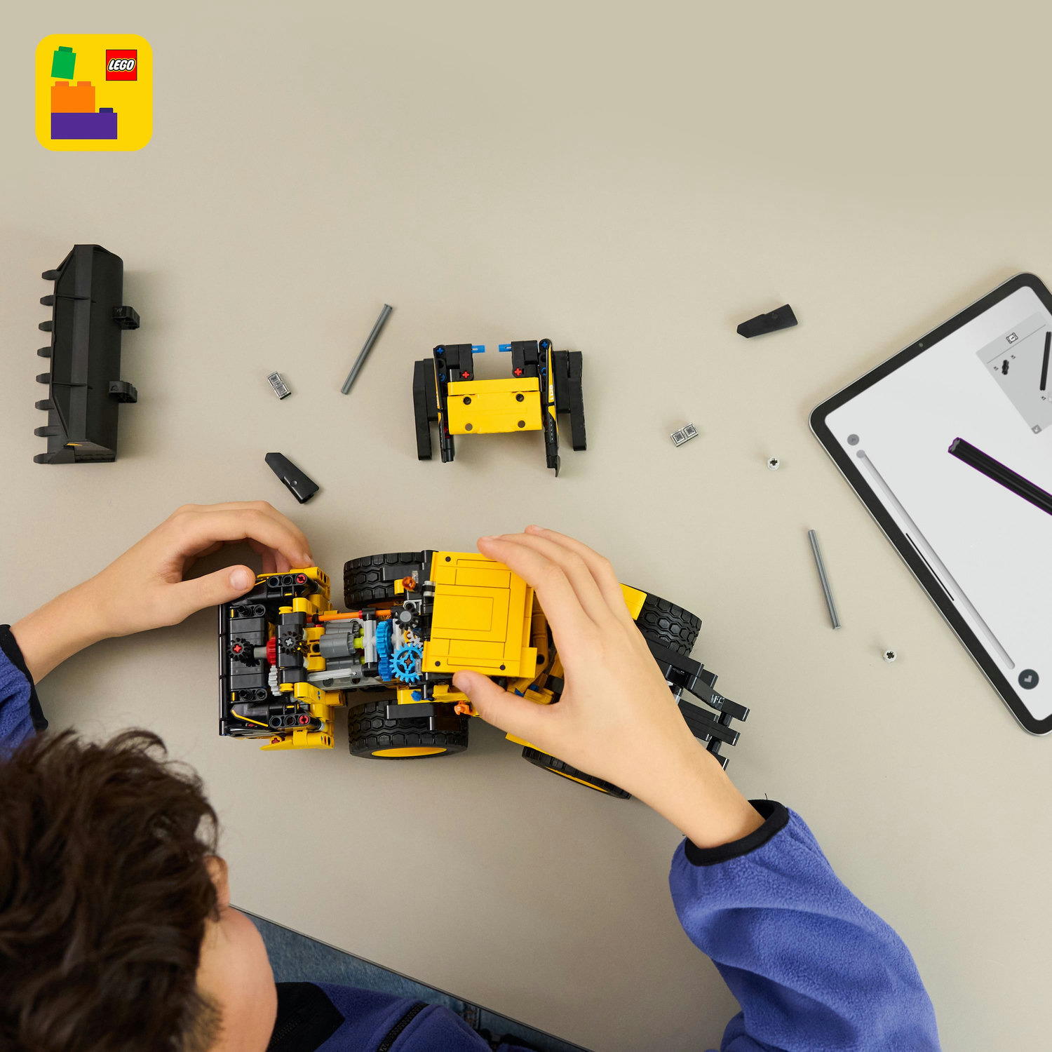 LEGO 42209 Technic Колесный загрузчик Volvo L120 Electric фото