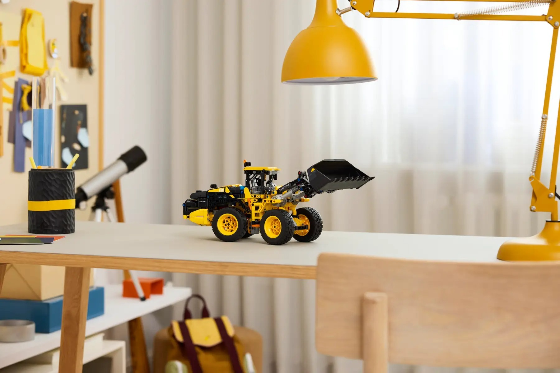 LEGO 42209 Technic Колесный загрузчик Volvo L120 Electric фото 10