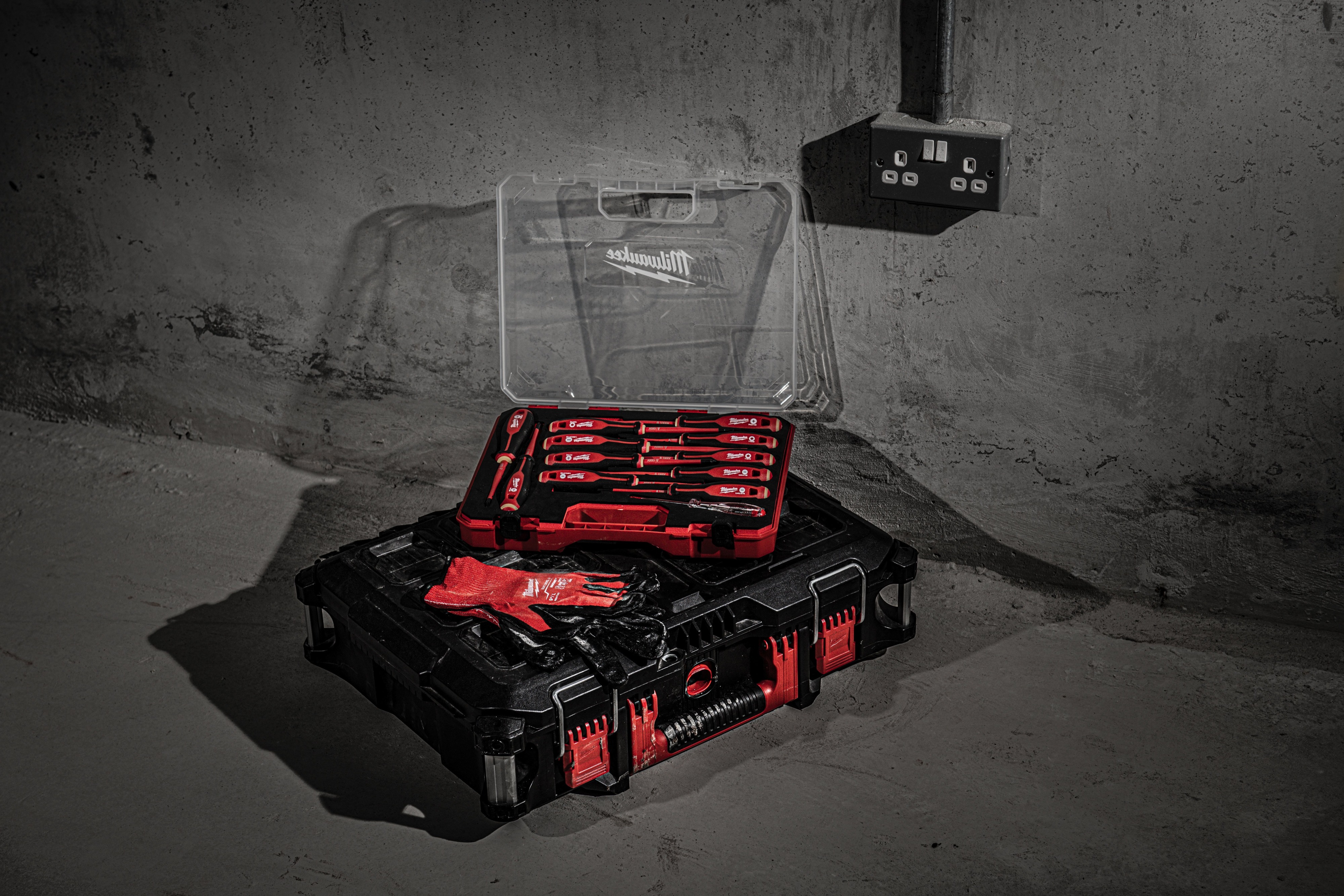 Отвертки Milwaukee набор 12шт, диэлектрические, SL,PH,PZ,TX, тестер, кейс (4932479095) фото 