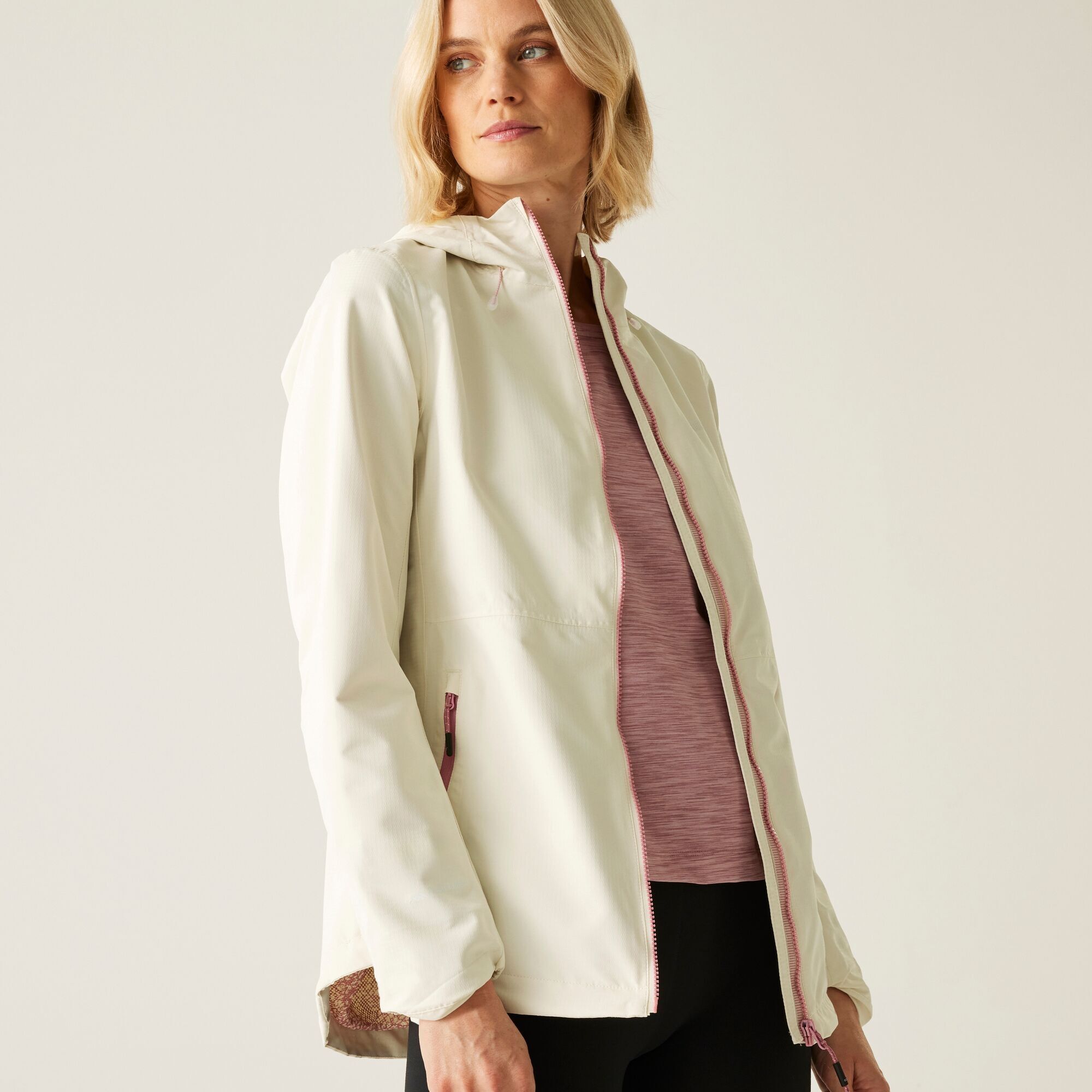Ветровка женская Regatta HamaraIV RWW458-045 8 молочная фото 5