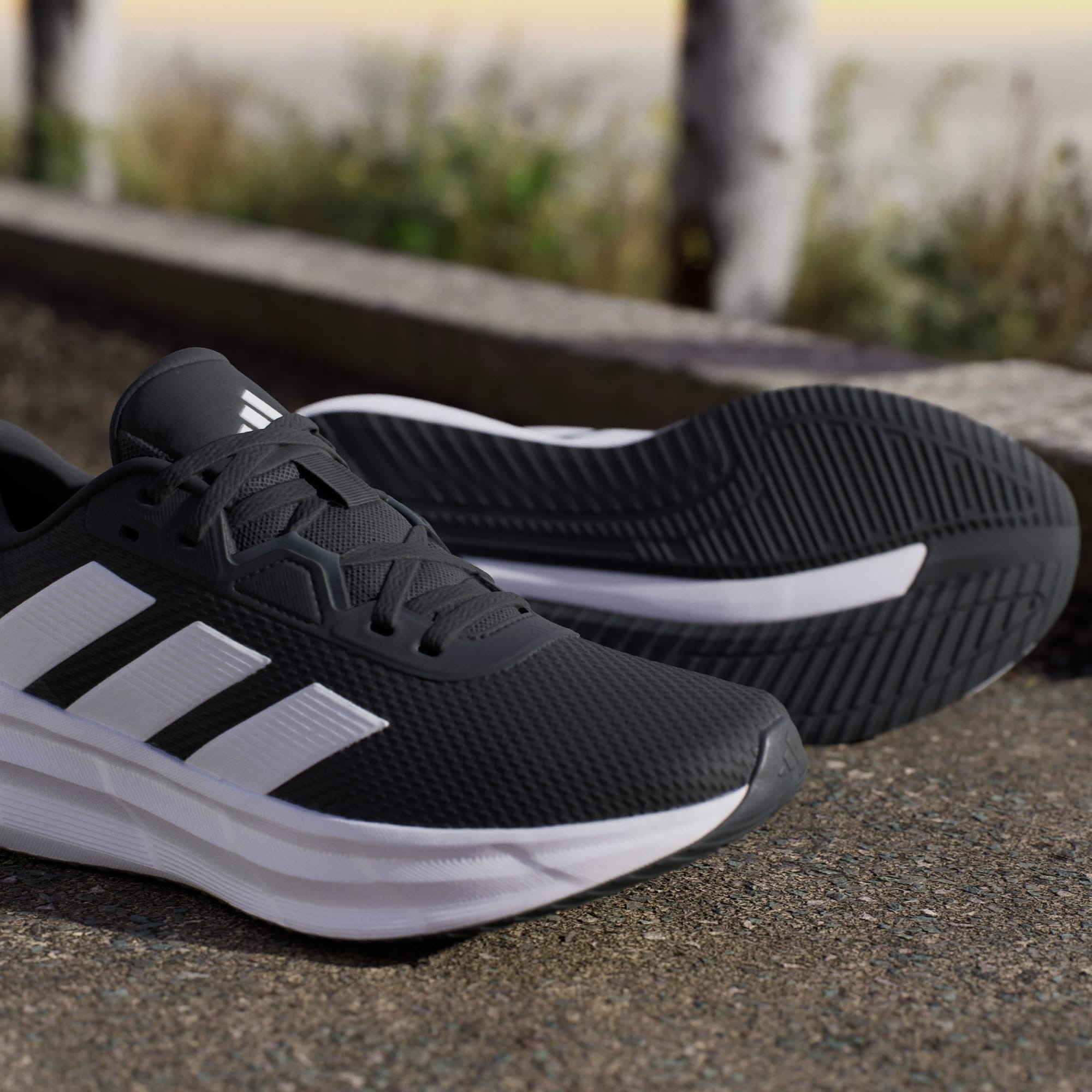 Кроссовки женские Adidas Galaxy 7 W ID8765 40 2/3 (7 UK) черные фото 