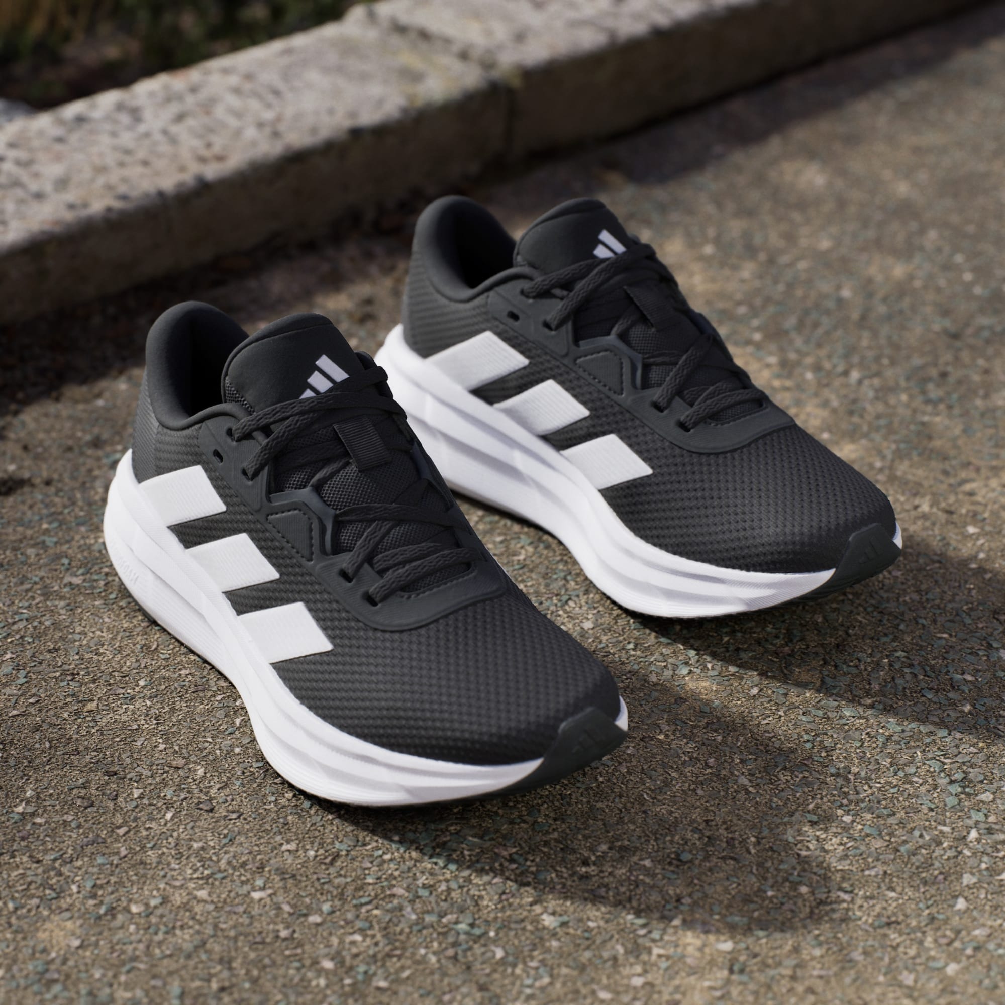 Кроссовки женские Adidas Galaxy 7 W ID8765 40 2/3 (7 UK) черные фото 