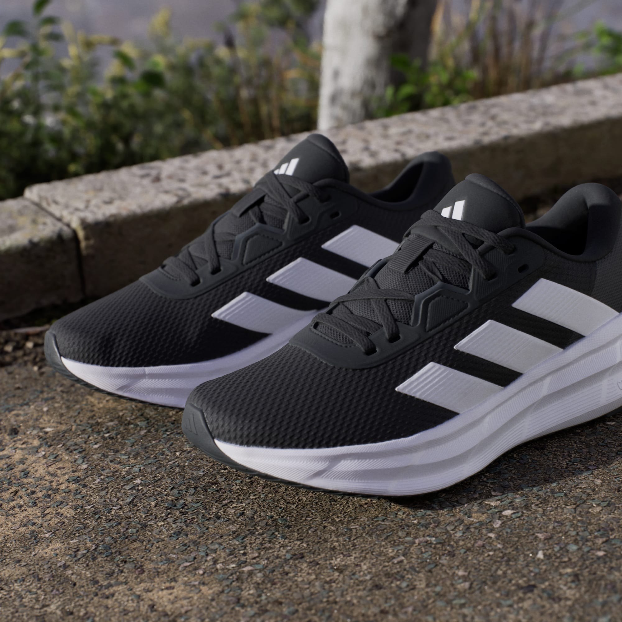 Кроссовки женские Adidas Galaxy 7 W ID8765 40 2/3 (7 UK) черные фото 