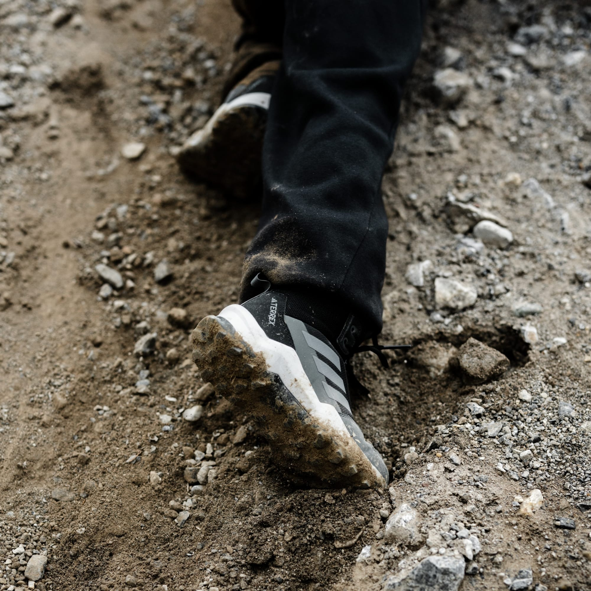 Ботинки детские Adidas Terrex AX4R Mid K IF6520 28 (10K UK) черные фото 10