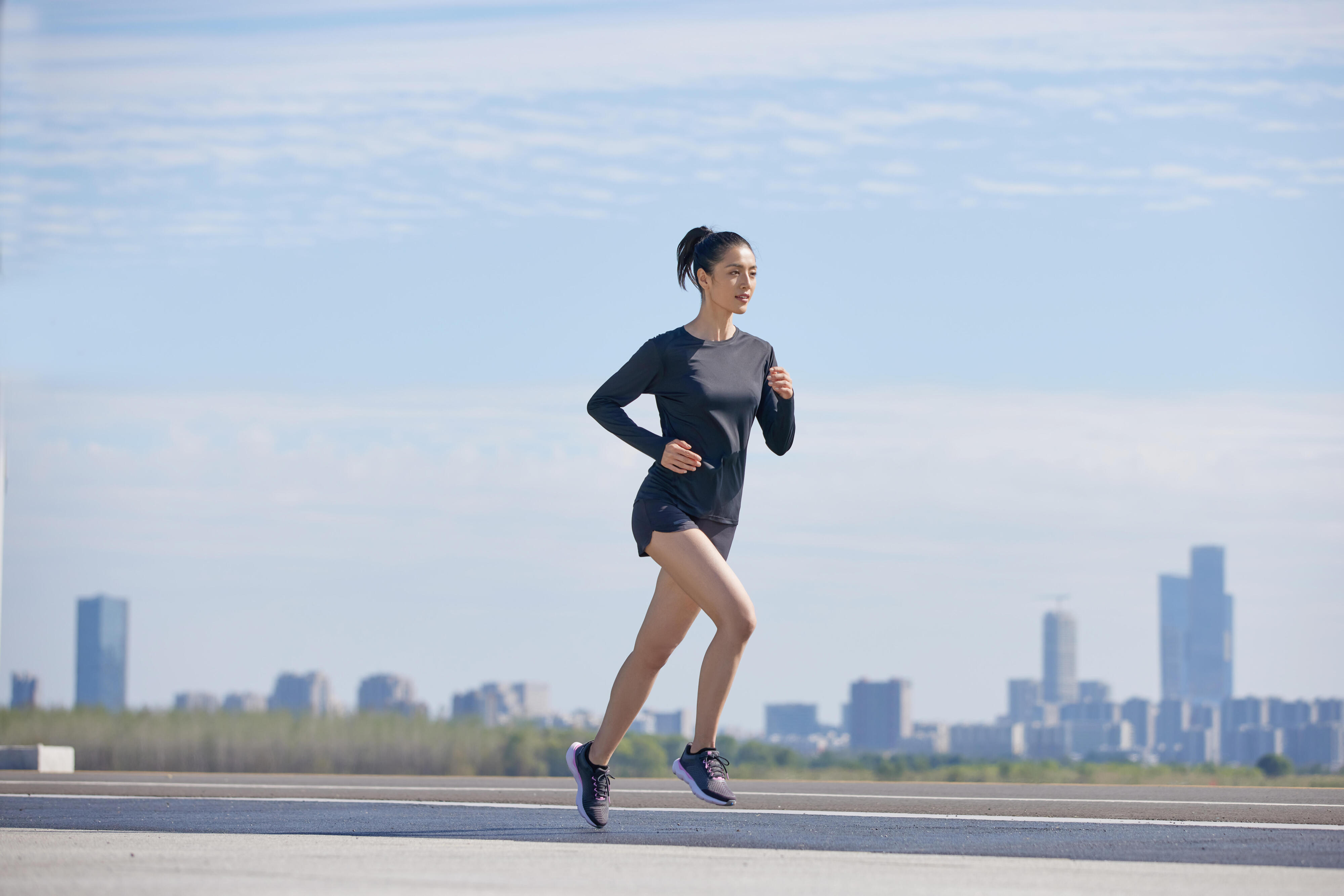 Лонгслів жіночий для бігу Kalenji Run Sun Protect 8380664 34 чорнийфото