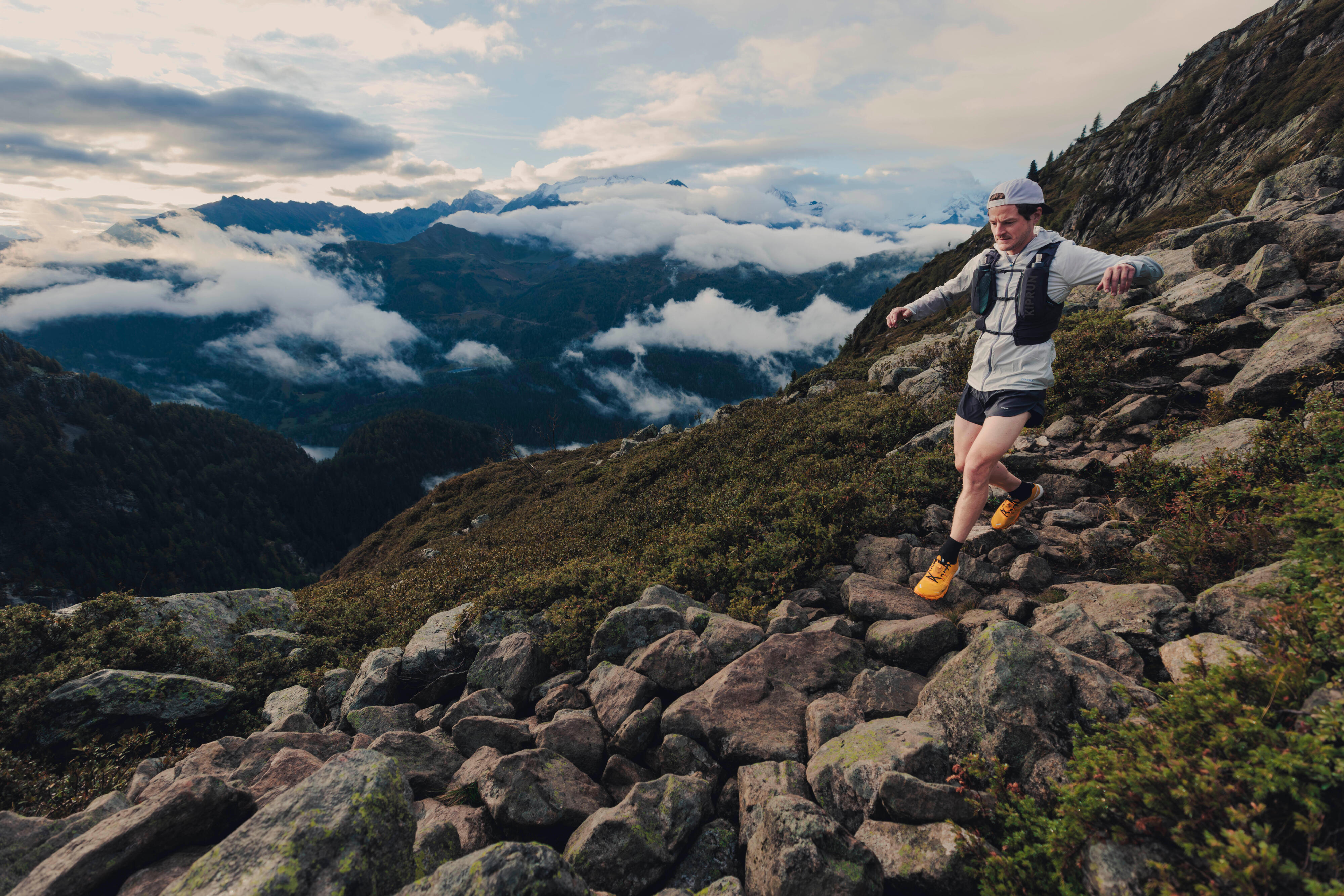 Шорты мужские для бега Kiprun Run 500 8861551 L черные фото 9