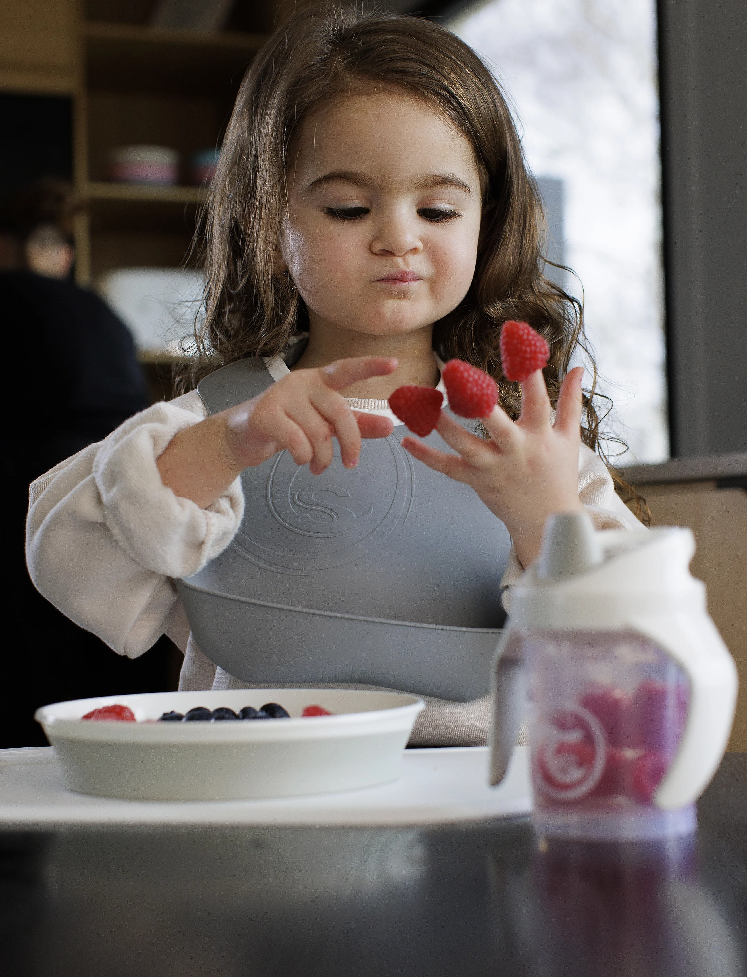 Комплект нагрудників Twistshake Pastel Grey/ White (2шт) 4+ міс (78597)фото7