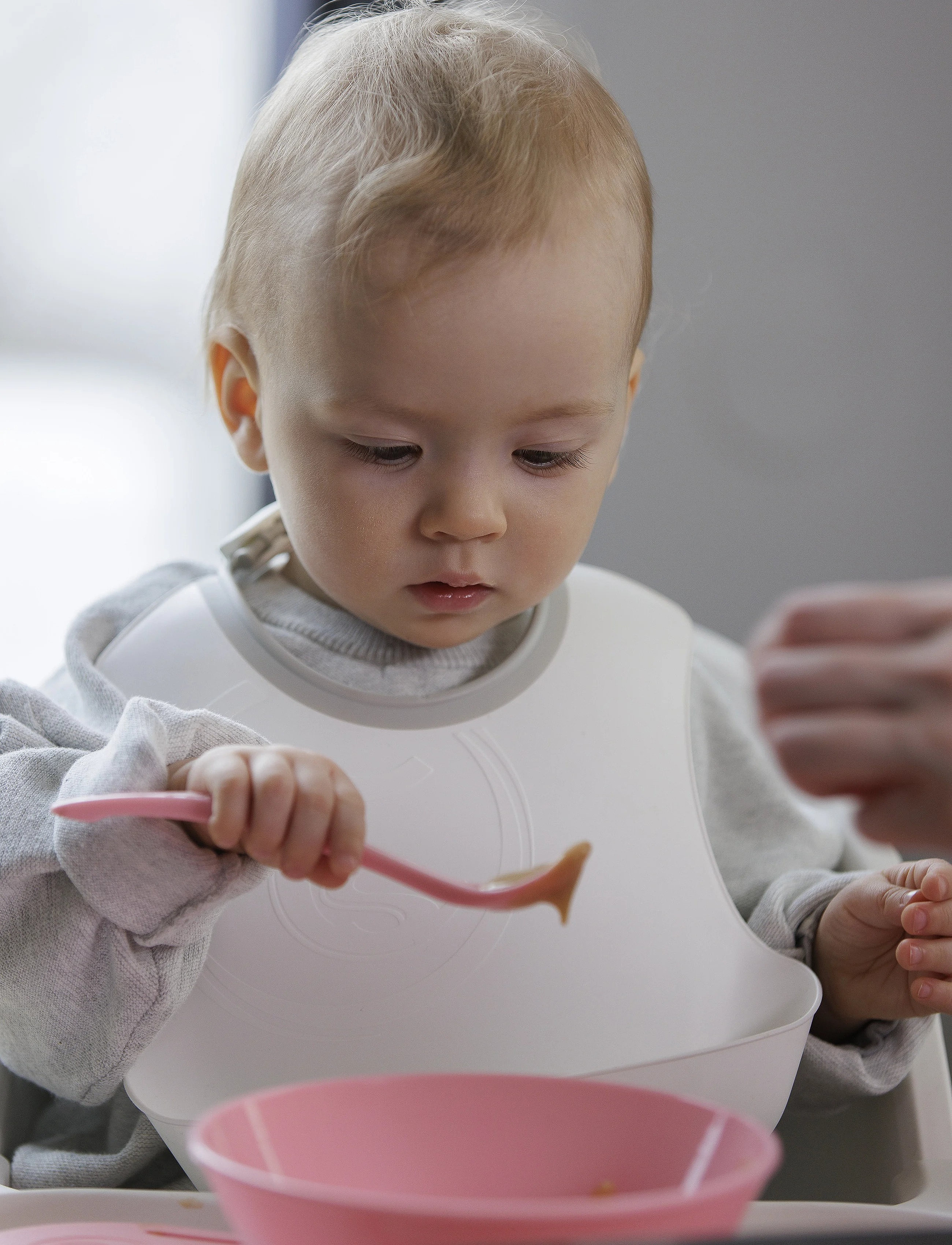 Комплект нагрудників Twistshake Pastel Grey/ White (2шт) 4+ міс (78597)фото6