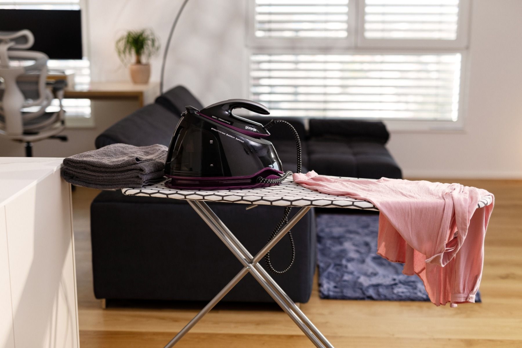 Утюг с парогенератором Gorenje SGD3000BKV фото 15