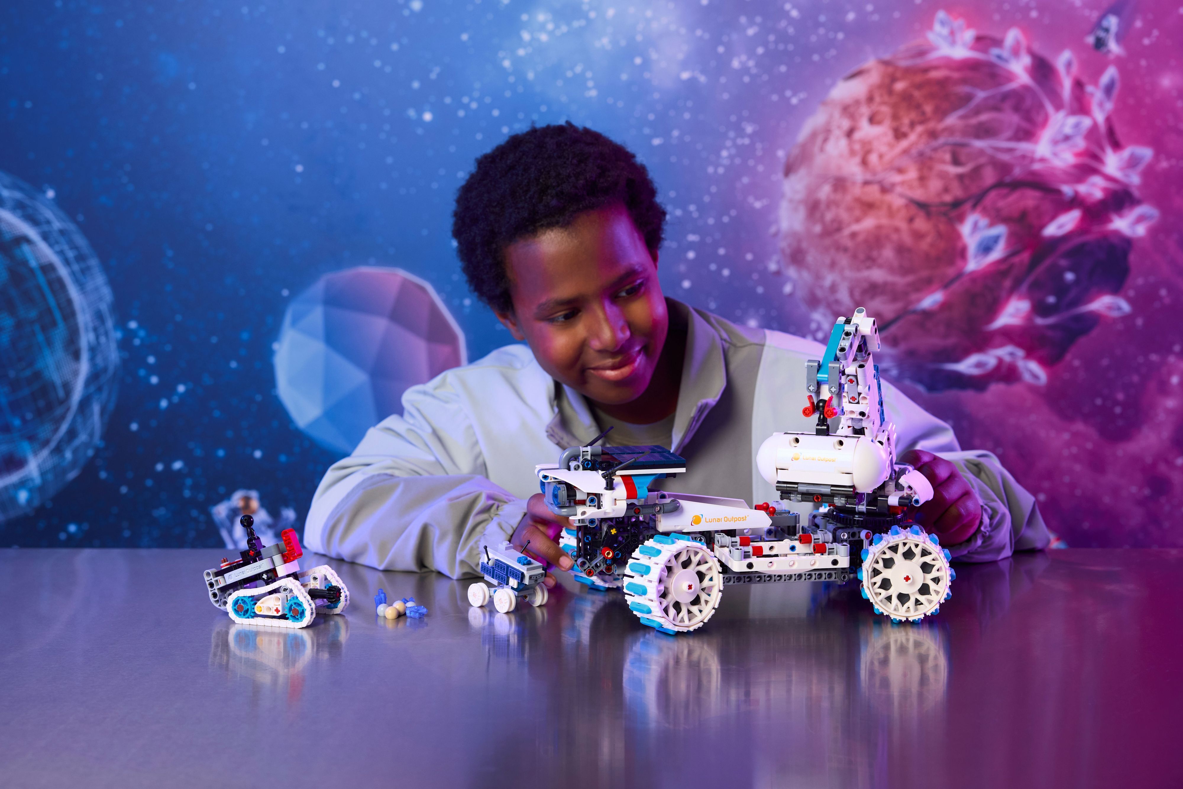 LEGO 42211 Technic Місяцехід Lunar Outpost. Космічний корабльфото10