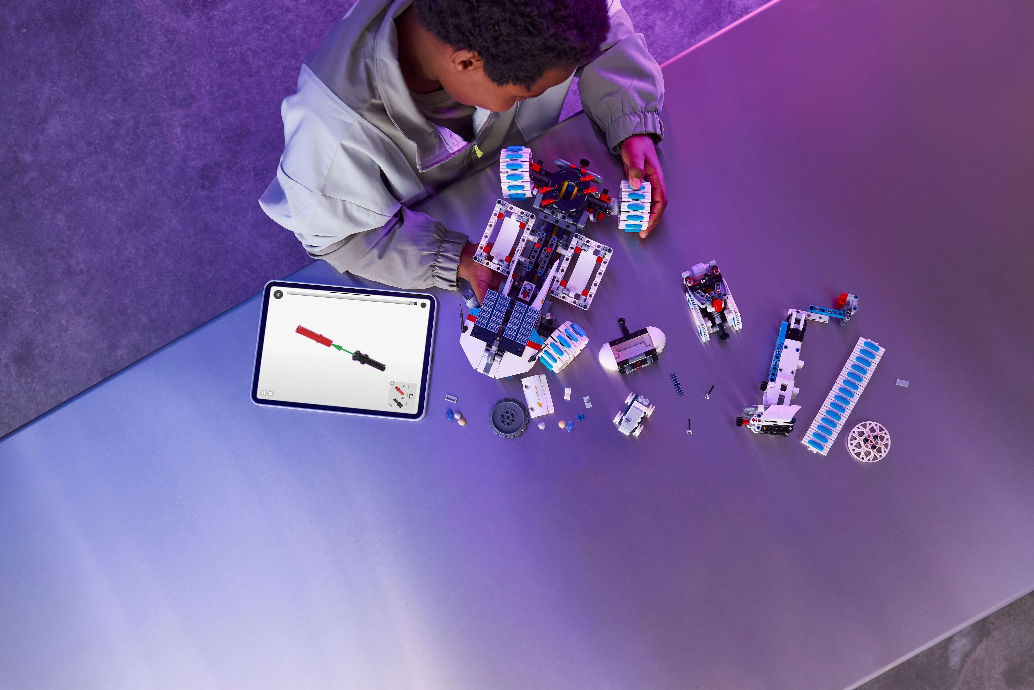 LEGO 42211 Technic Місяцехід Lunar Outpost. Космічний корабльфото5