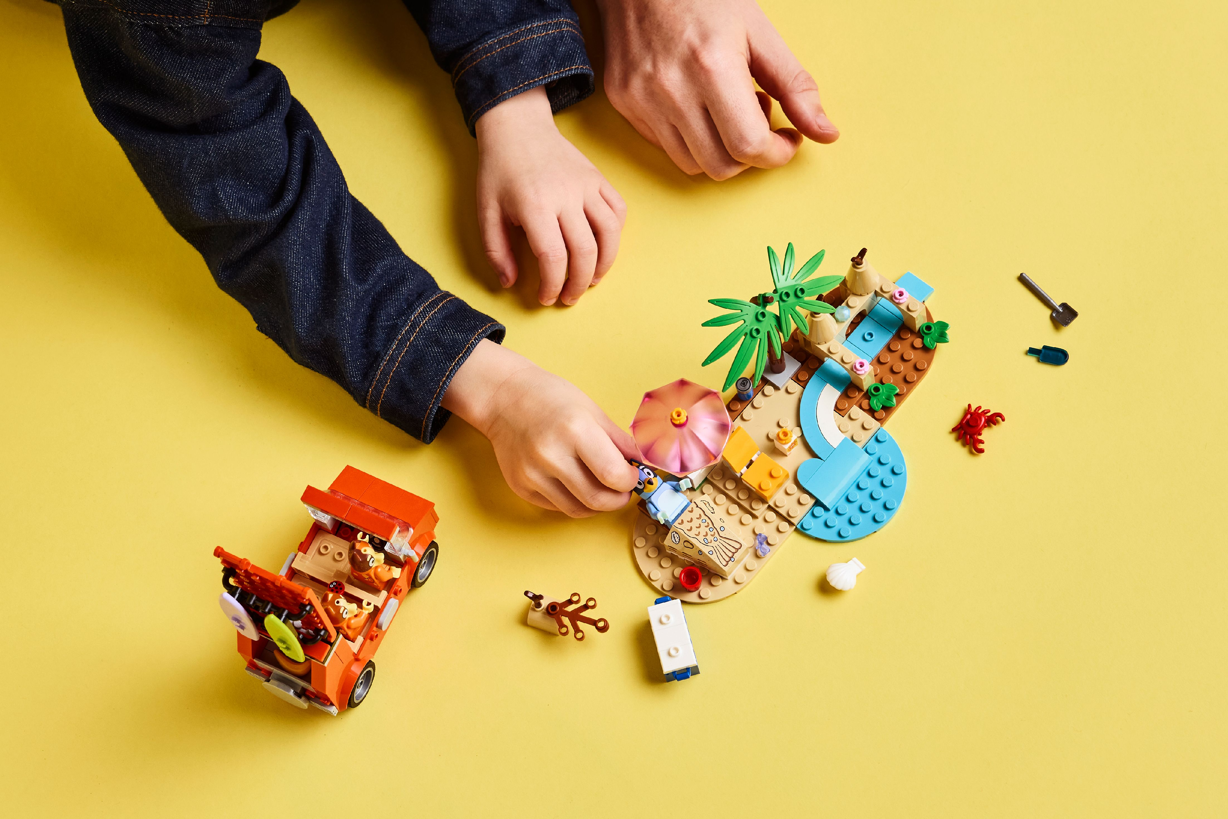 LEGO 11202 Bluey Пляж и семейная поездка на автомобиле Блуи фото 12