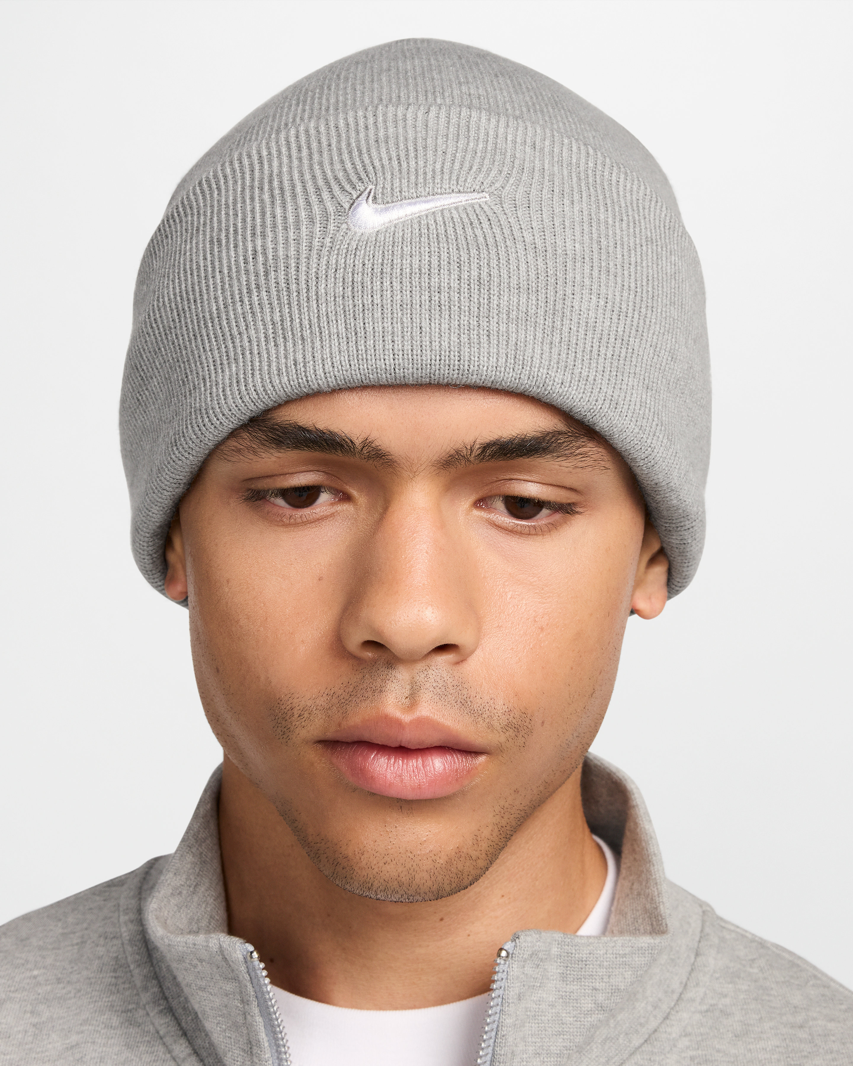 Шапка Nike U Nk Peak Beanie Tc Swsh F24 L HF0187-063 One size серая фото 