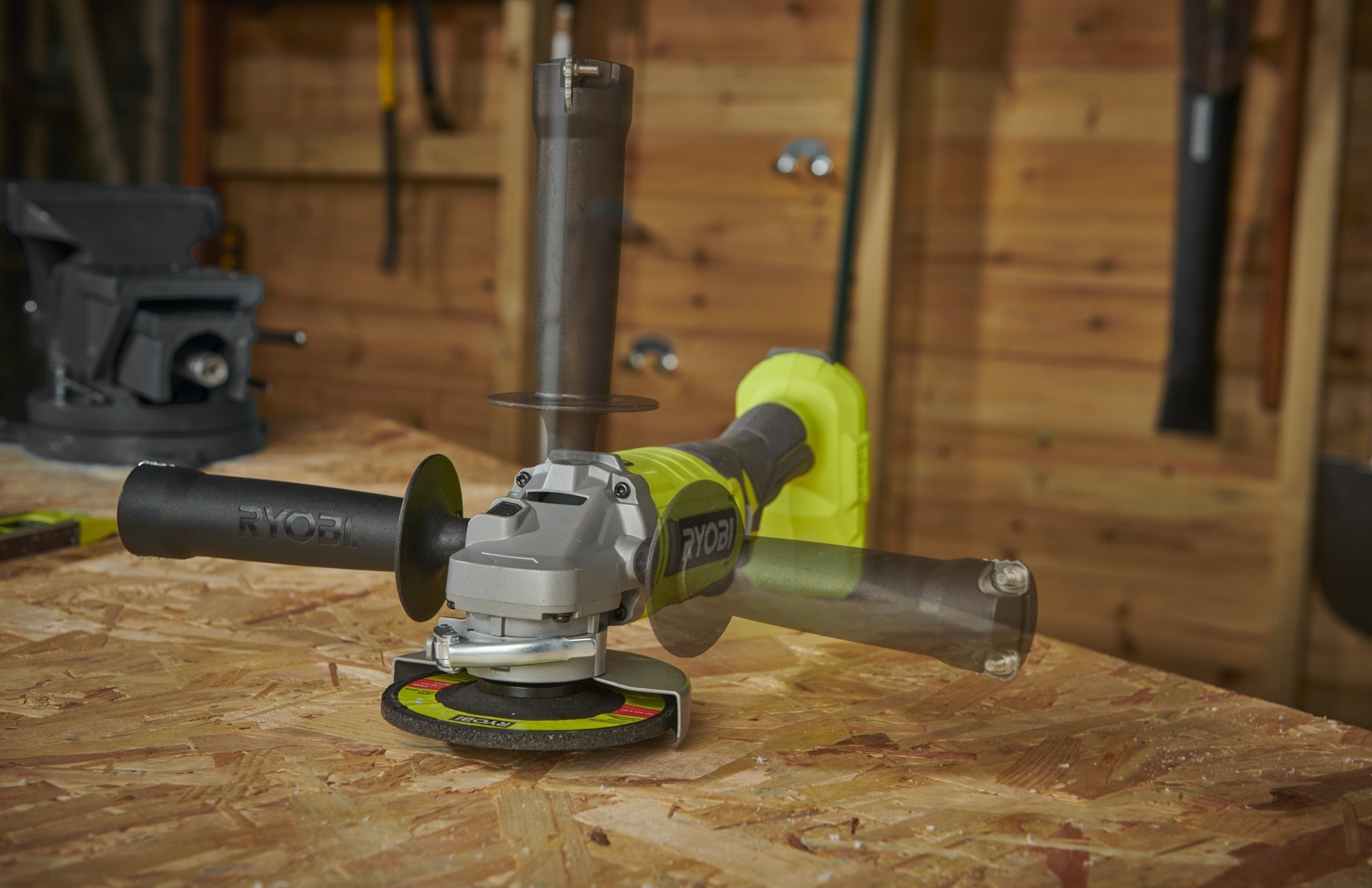 Шлифмашина угловая аккумуляторная Ryobi ONE+ RAG18125-1C40S 125мм 18В 1х4А·ч (5133005643) фото 2