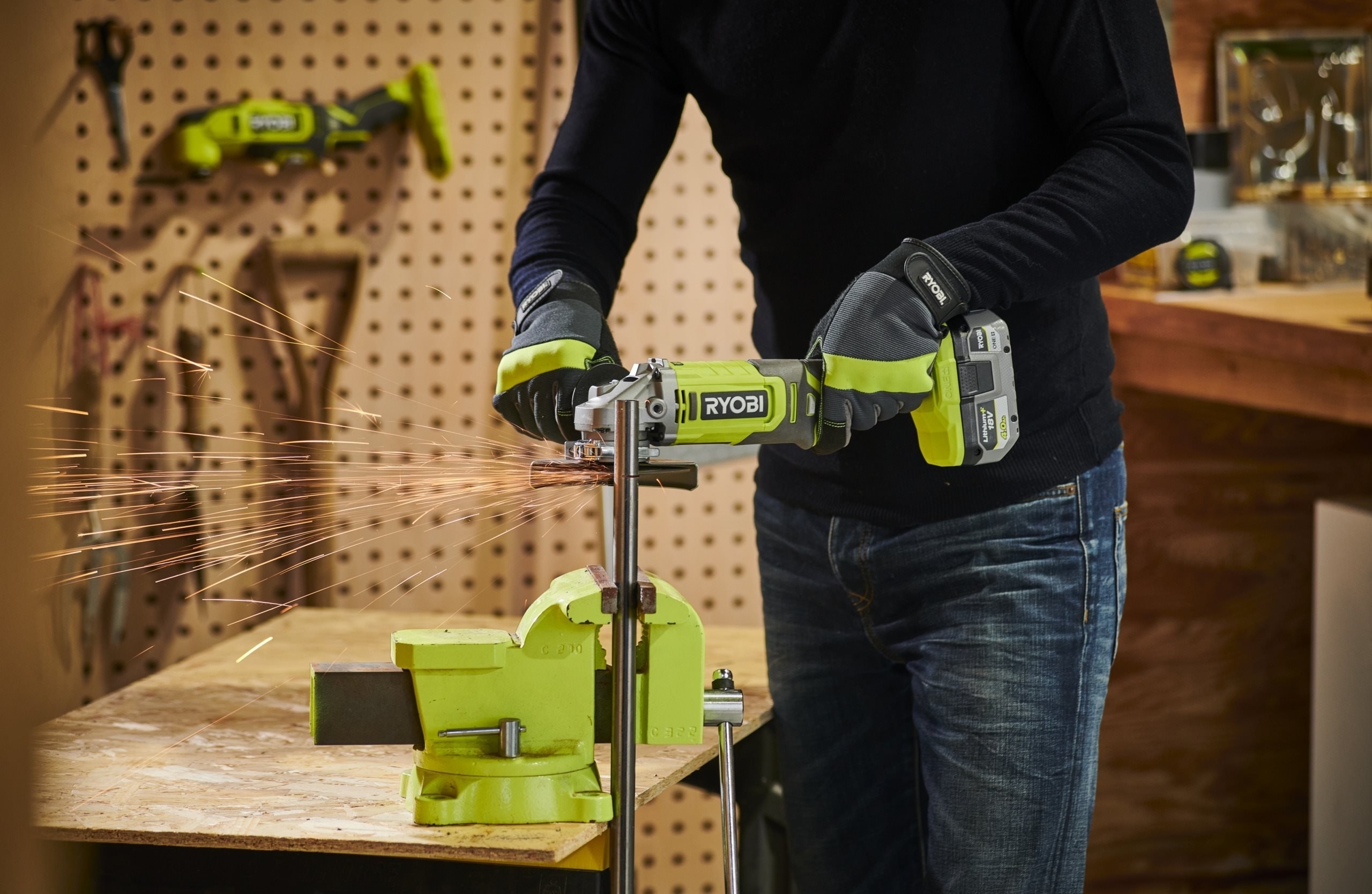 Шлифмашина угловая аккумуляторная Ryobi ONE+ RAG18125-1C40S 125мм 18В 1х4А·ч (5133005643) фото 3