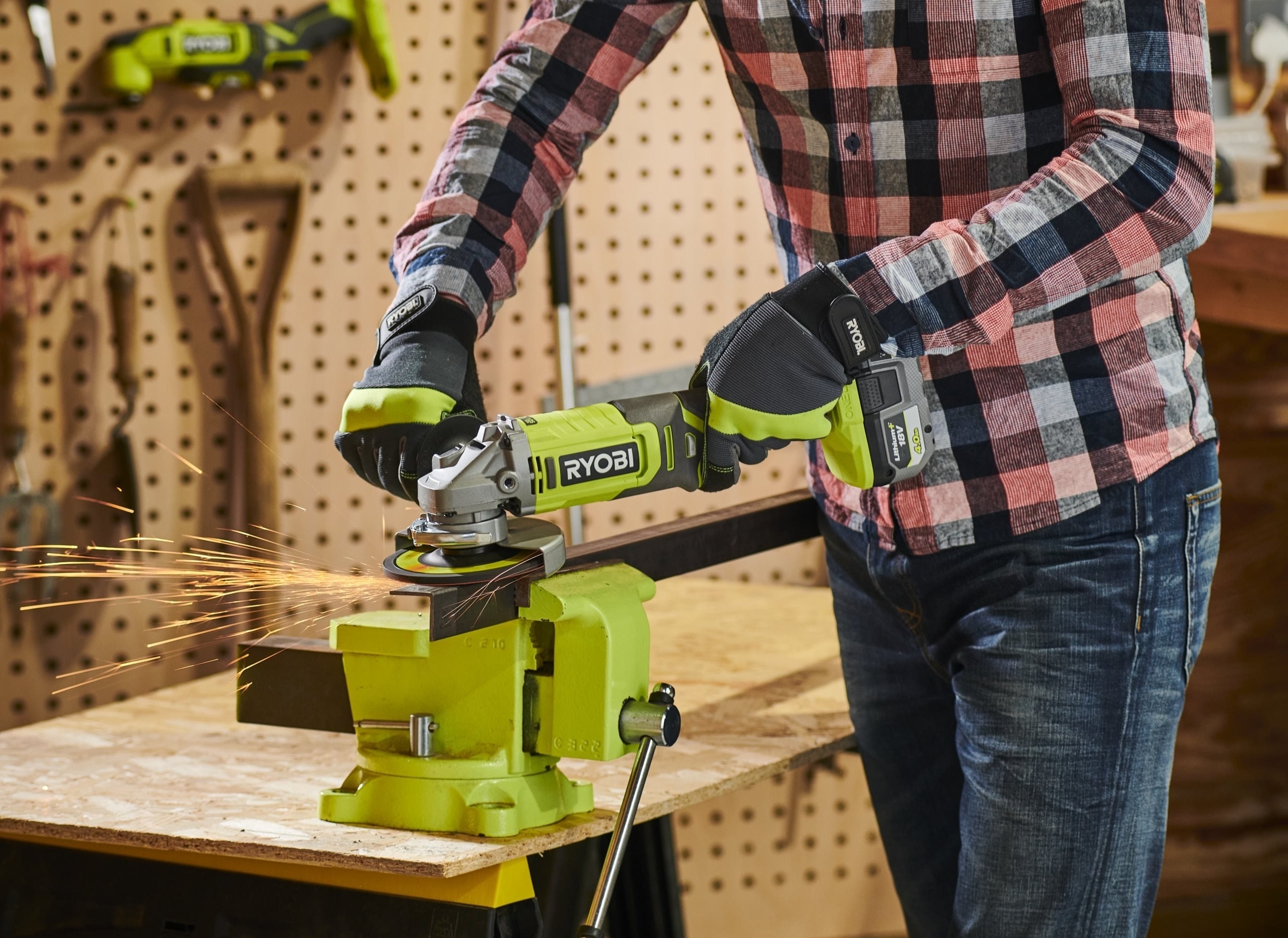 Шлифмашина угловая аккумуляторная Ryobi ONE+ RAG18125-1C40S 125мм 18В 1х4А·ч (5133005643) фото 4