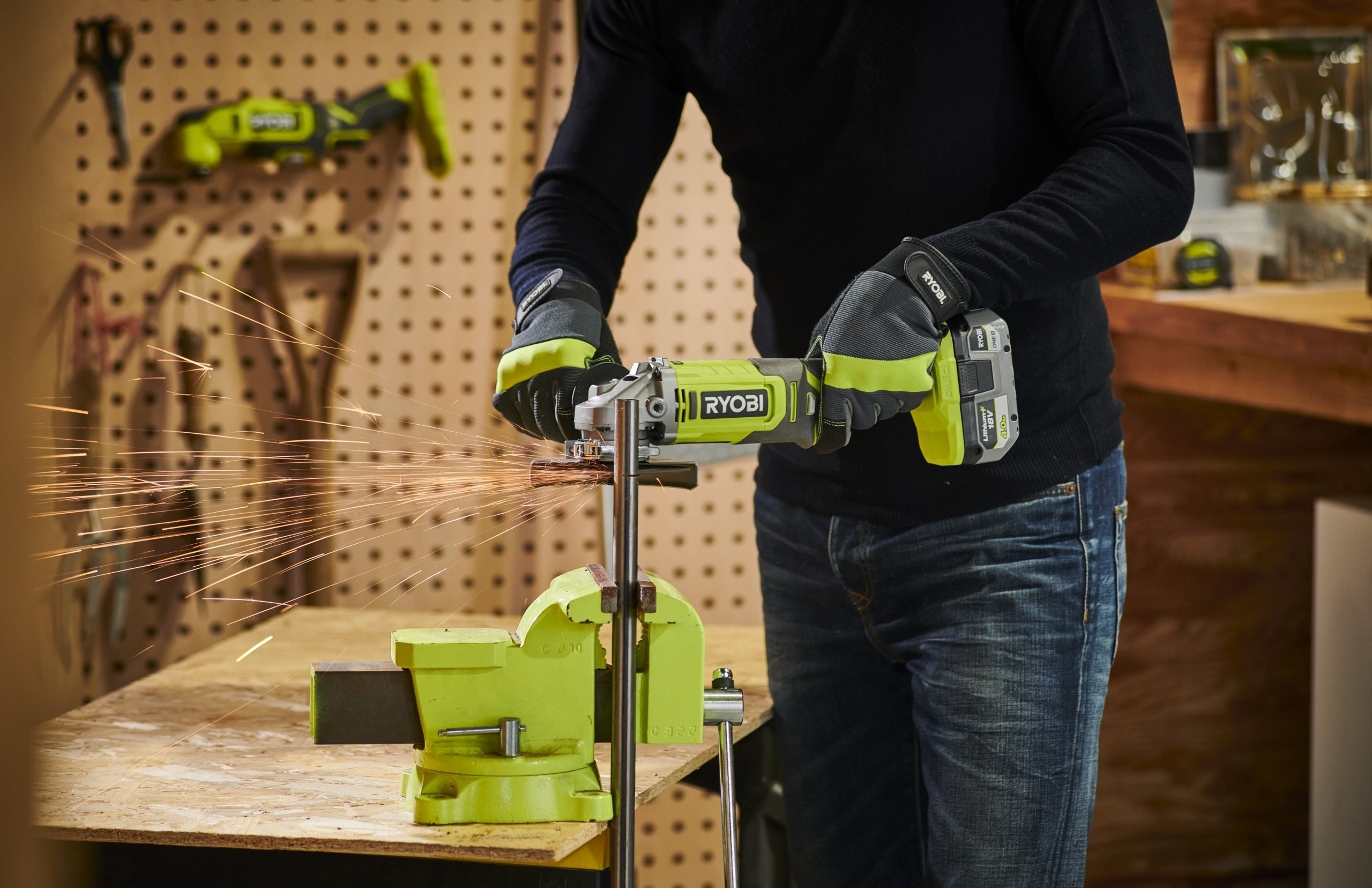 Шлифмашина угловая аккумуляторная Ryobi ONE+ RAG18125-1C40S 125мм 18В 1х4А·ч (5133005643) фото 5