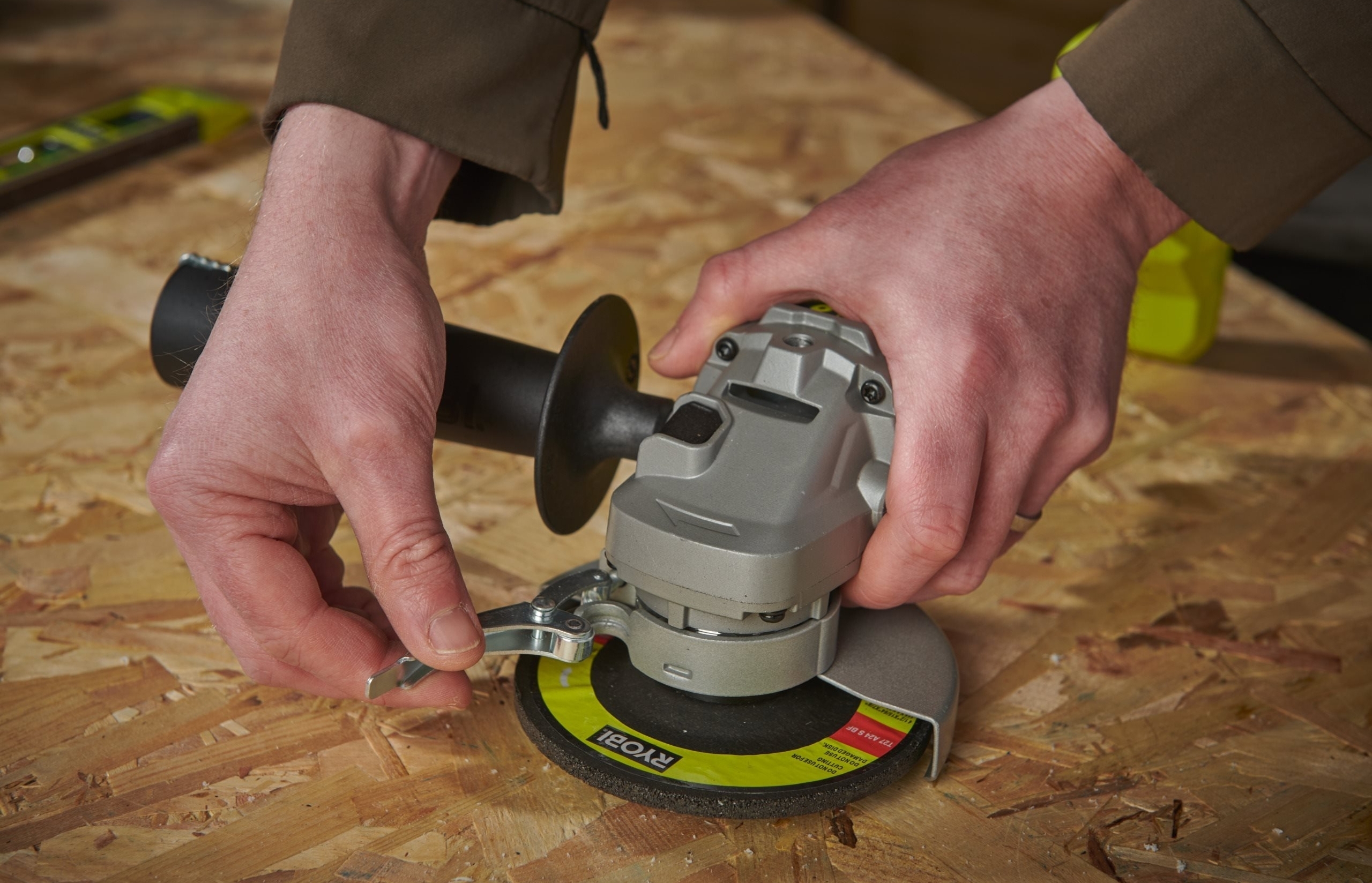 Шлифмашина угловая аккумуляторная Ryobi ONE+ RAG18125-1C40S 125мм 18В 1х4А·ч (5133005643) фото 6