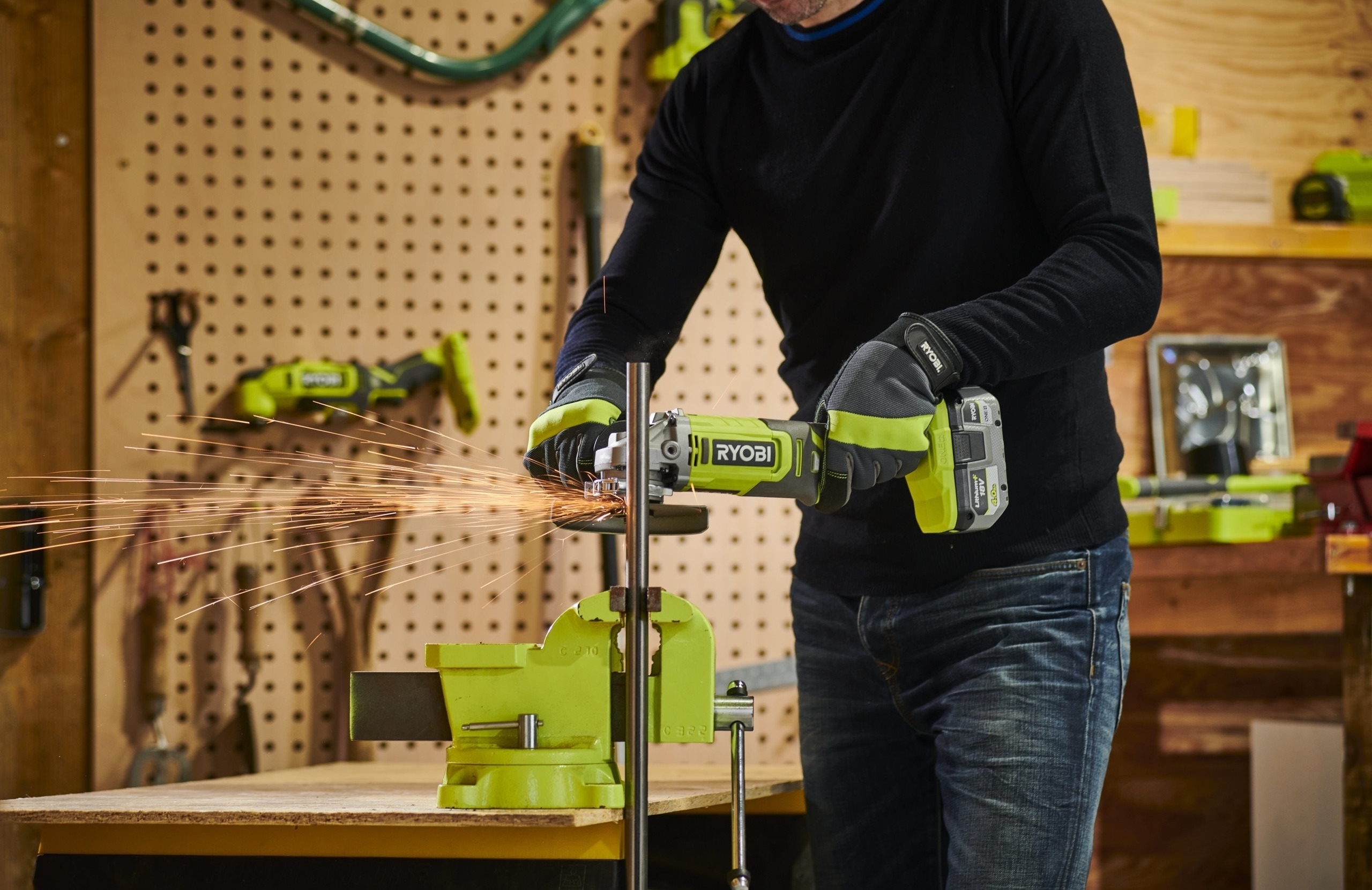 Шлифмашина угловая аккумуляторная Ryobi ONE+ RAG18125-1C40S 125мм 18В 1х4А·ч (5133005643) фото 7