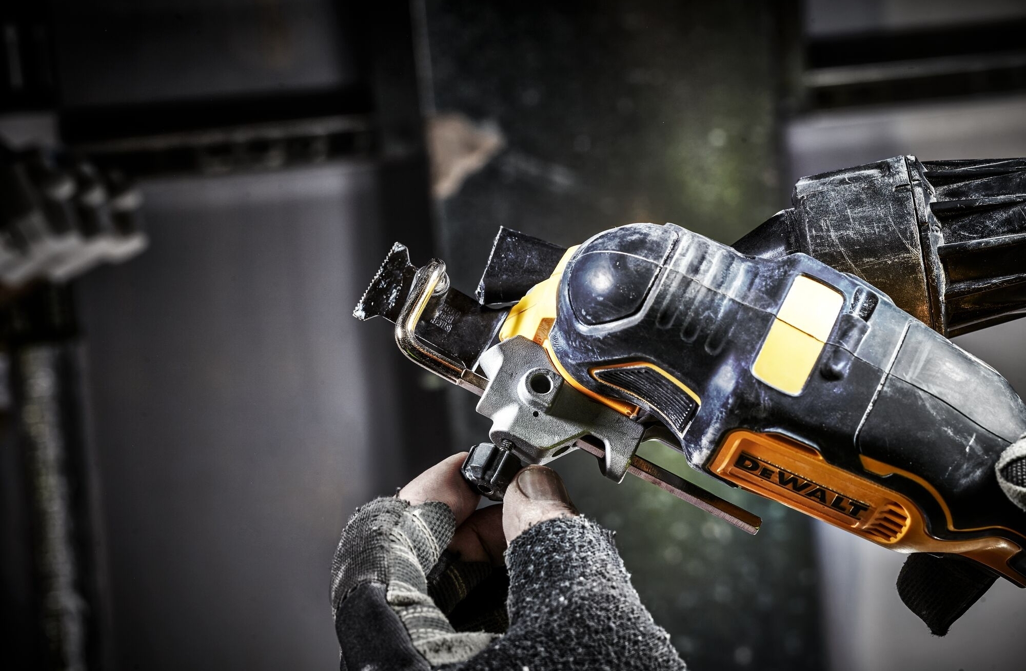 Многофункциональный инструмент аккумуляторный DeWalt 18В XR Li-lon, бесщеточный, без АКБ и ЗУ (DCS356NT) фото 