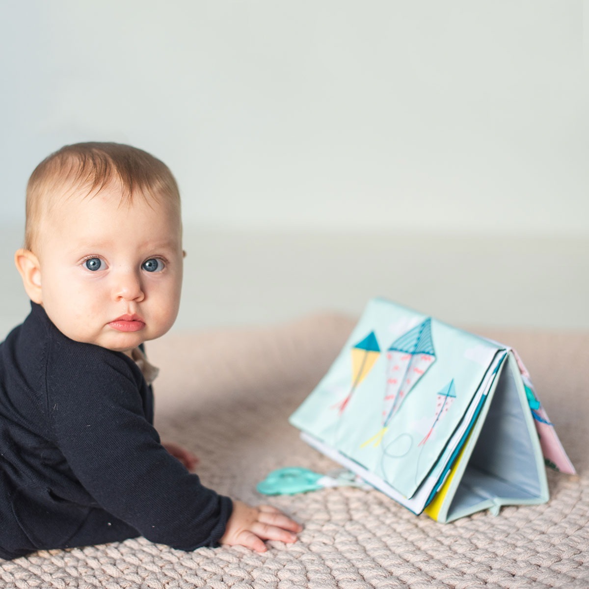 Розвиваюча книжка-розкладушка Taf Toys колекції "Мрійливі коали" - ПРИГОДИ КОАЛИ КІММІ (12395)фото12