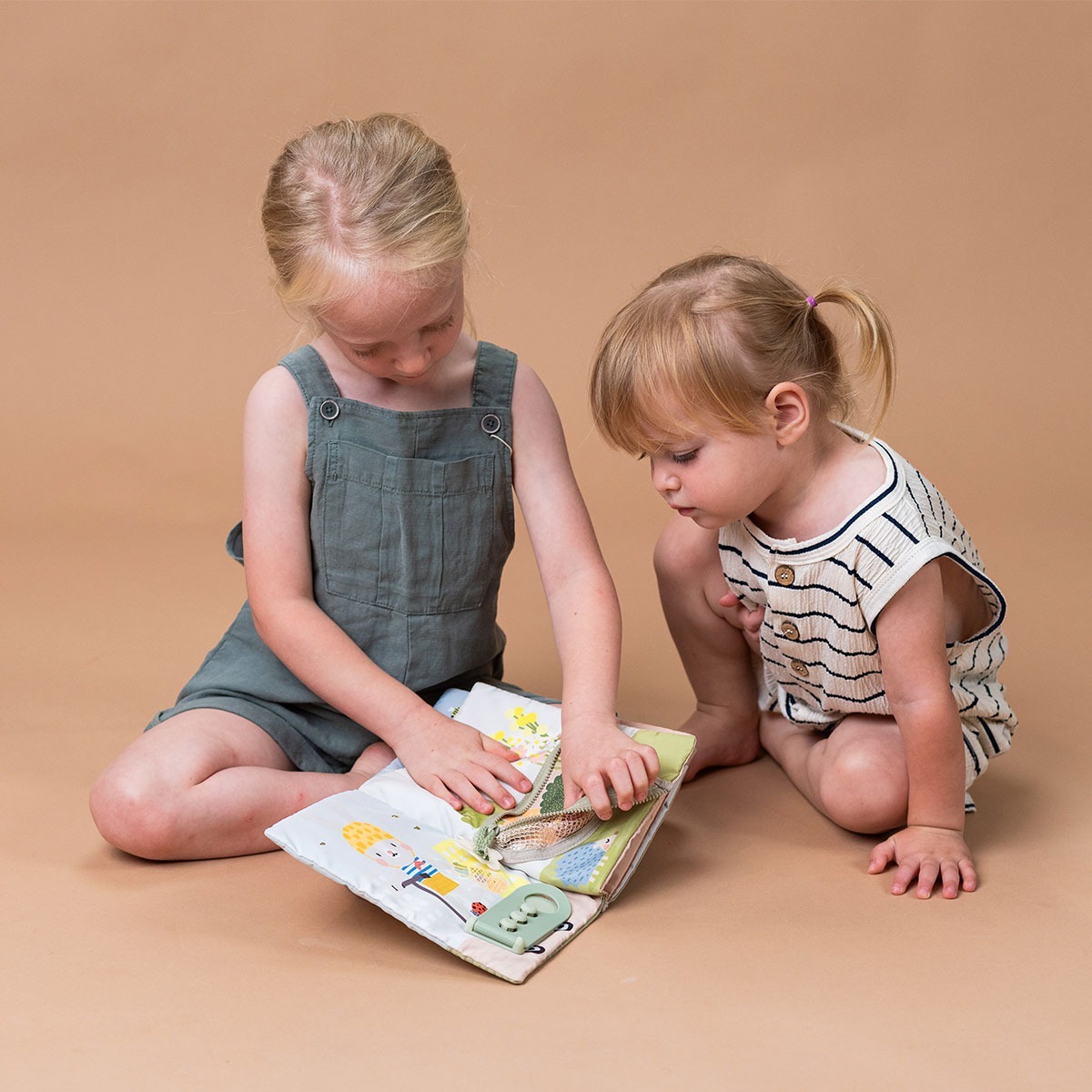 Розвиваюча м'яка книга колекції "Садочок у місті" – Бізібук Зайченка (13355)фото10