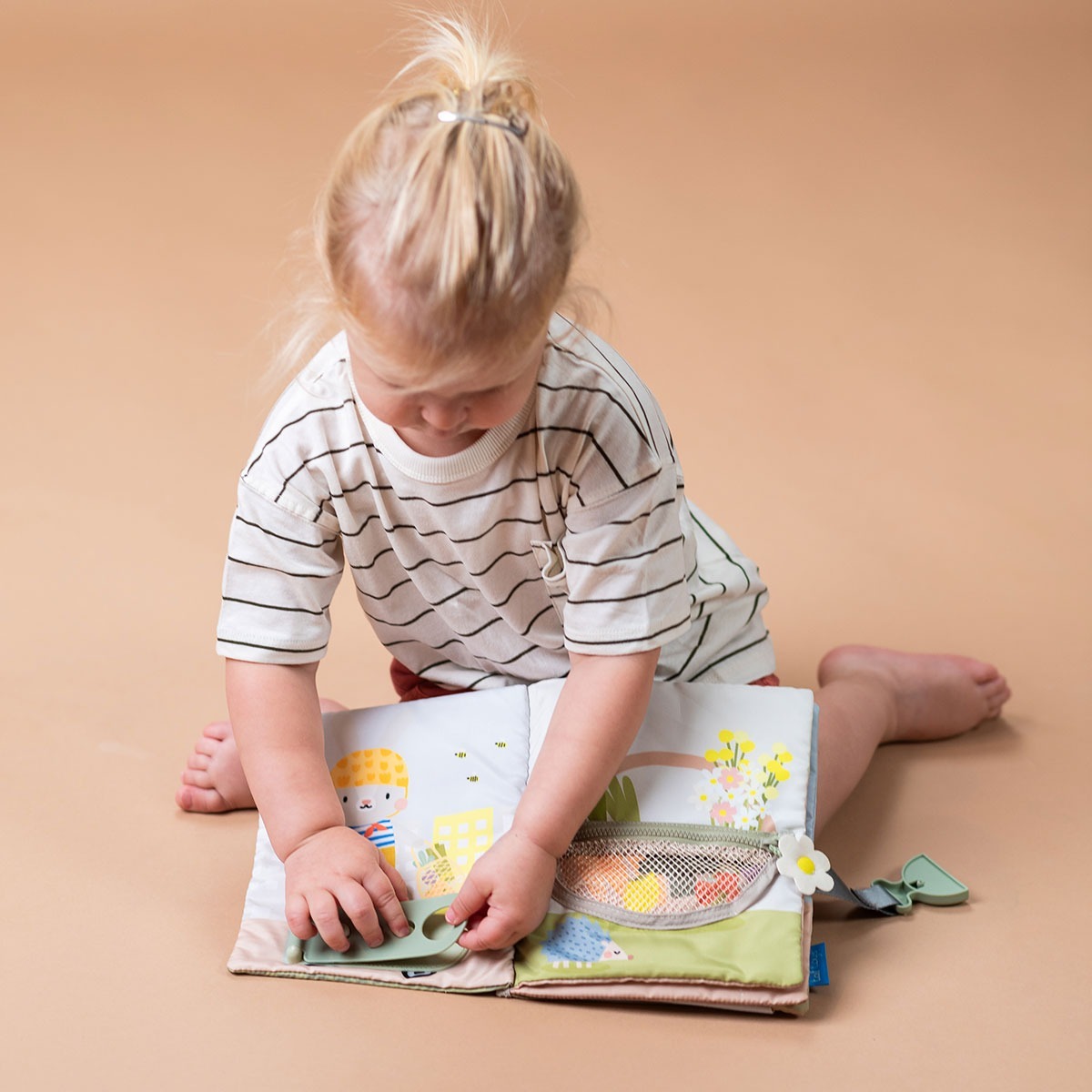 Розвиваюча м'яка книга колекції "Садочок у місті" – Бізібук Зайченка (13355)фото11