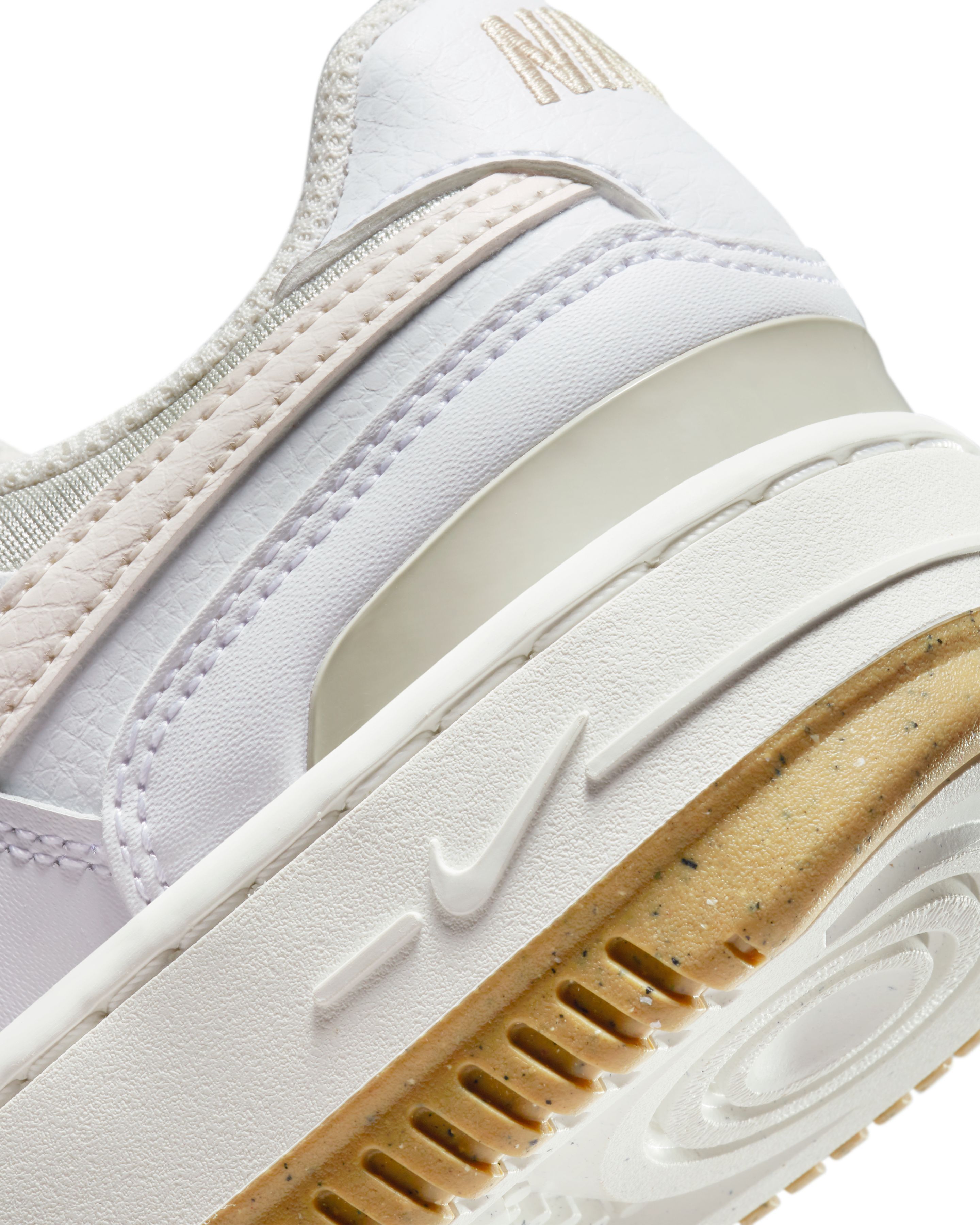 Кеди жіночі Nike Gamma Force DX9176-103 35.5 (5 US) білийфото5