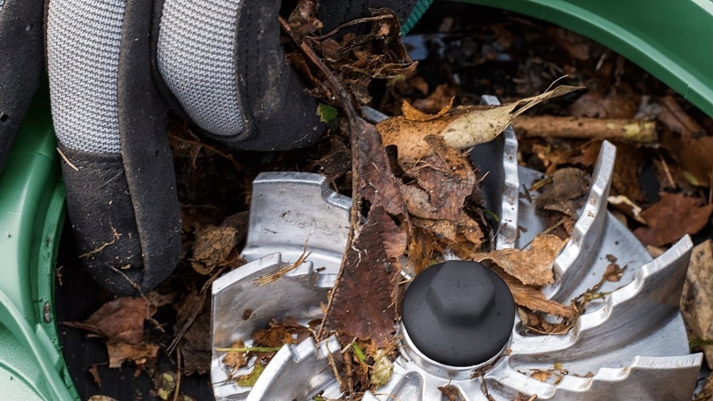 Воздуходувка-пылесос Bosch UniversalGardenTidy 3000 повреждена упаковка (0.600.8B1.001S) фото 