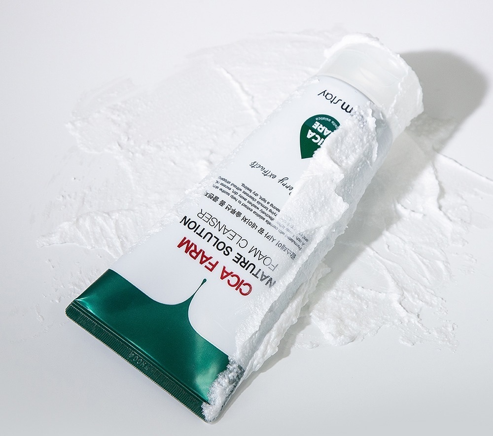 Пінка для обличчя Farmstay Cica Farm Nature Solution Foam Cleanser 180 млфото