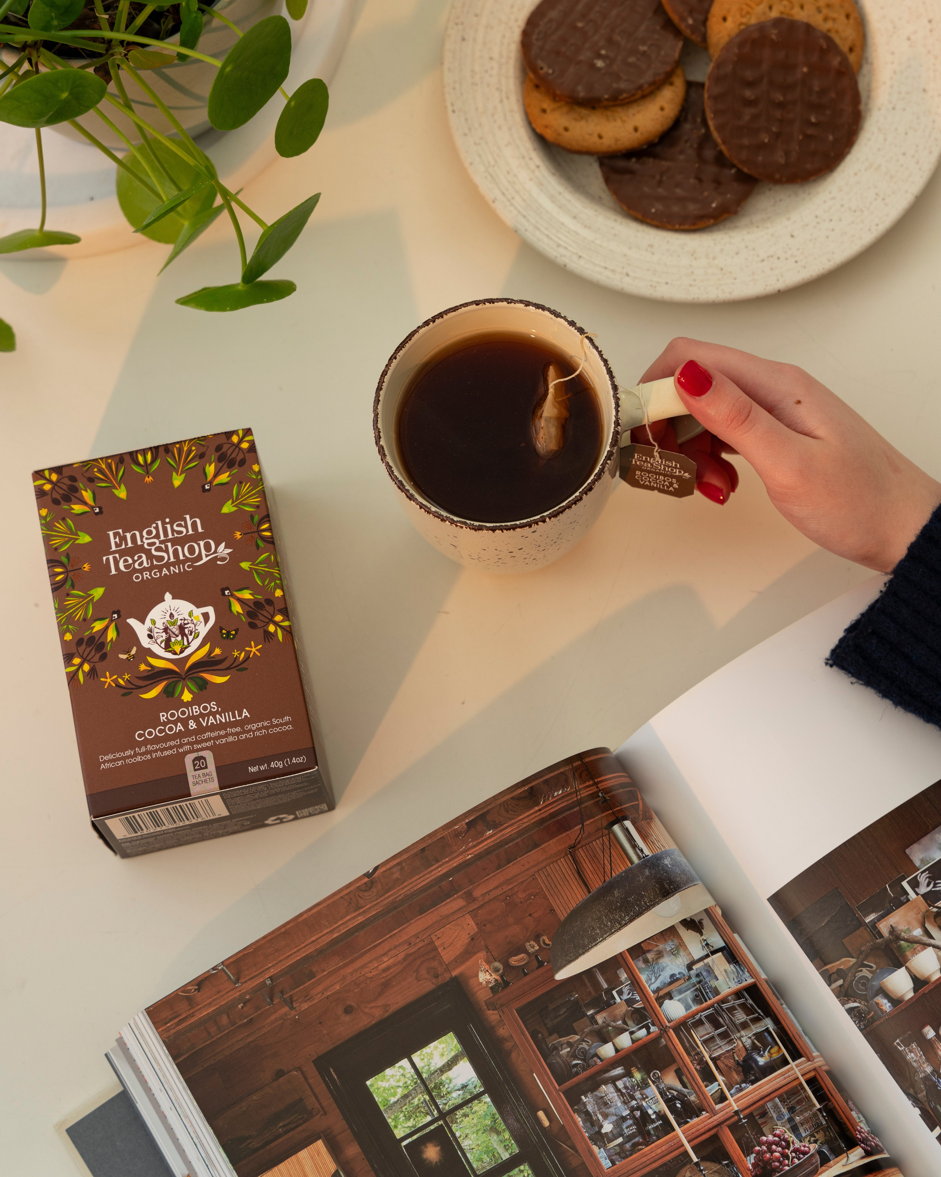 Чай травяной English Tea Shop какао-ройбуш-ваниль органический 20 шт фото 