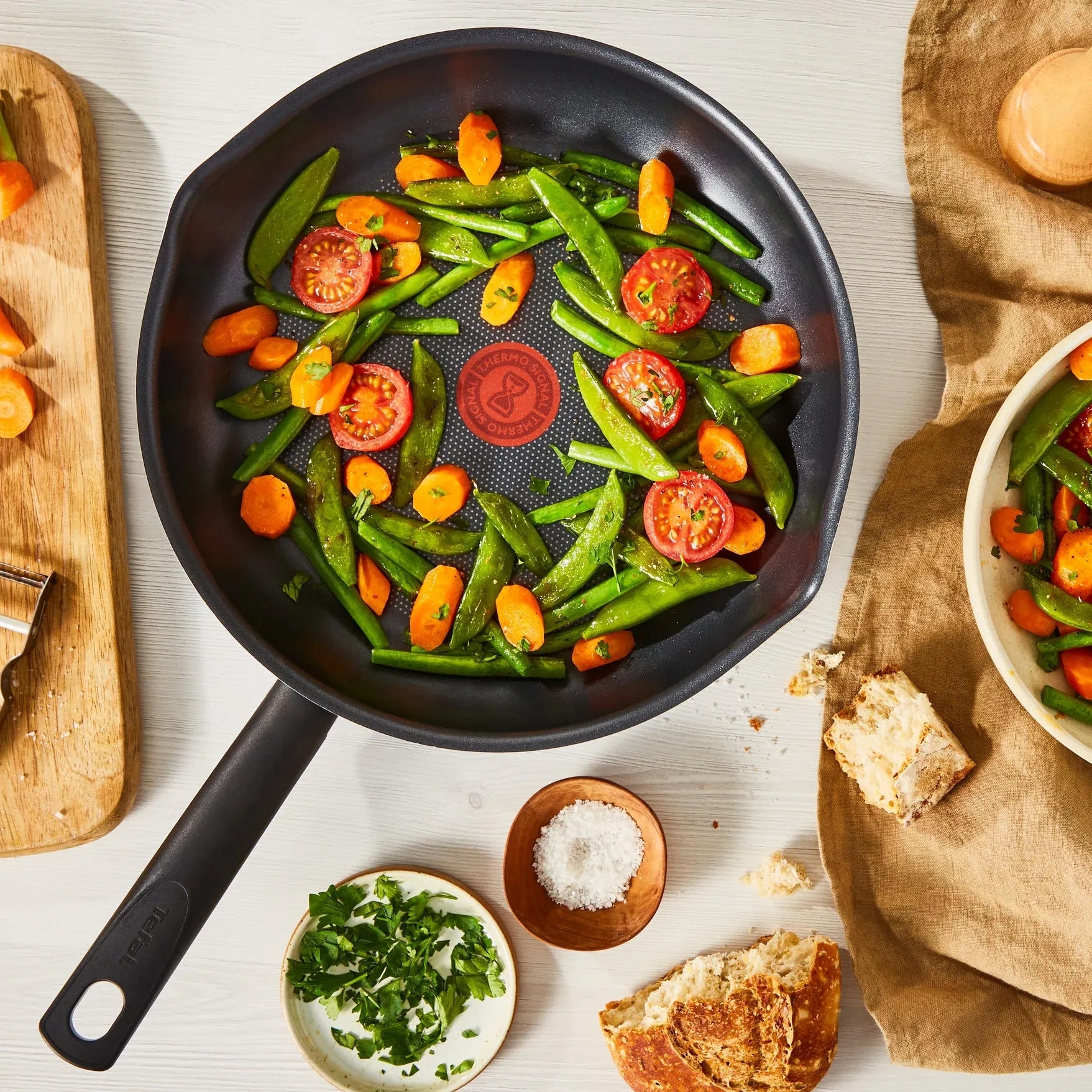 Сковорода з кришкою Tefal Day by Day, 20см, чорний (B5580223_SET)фото