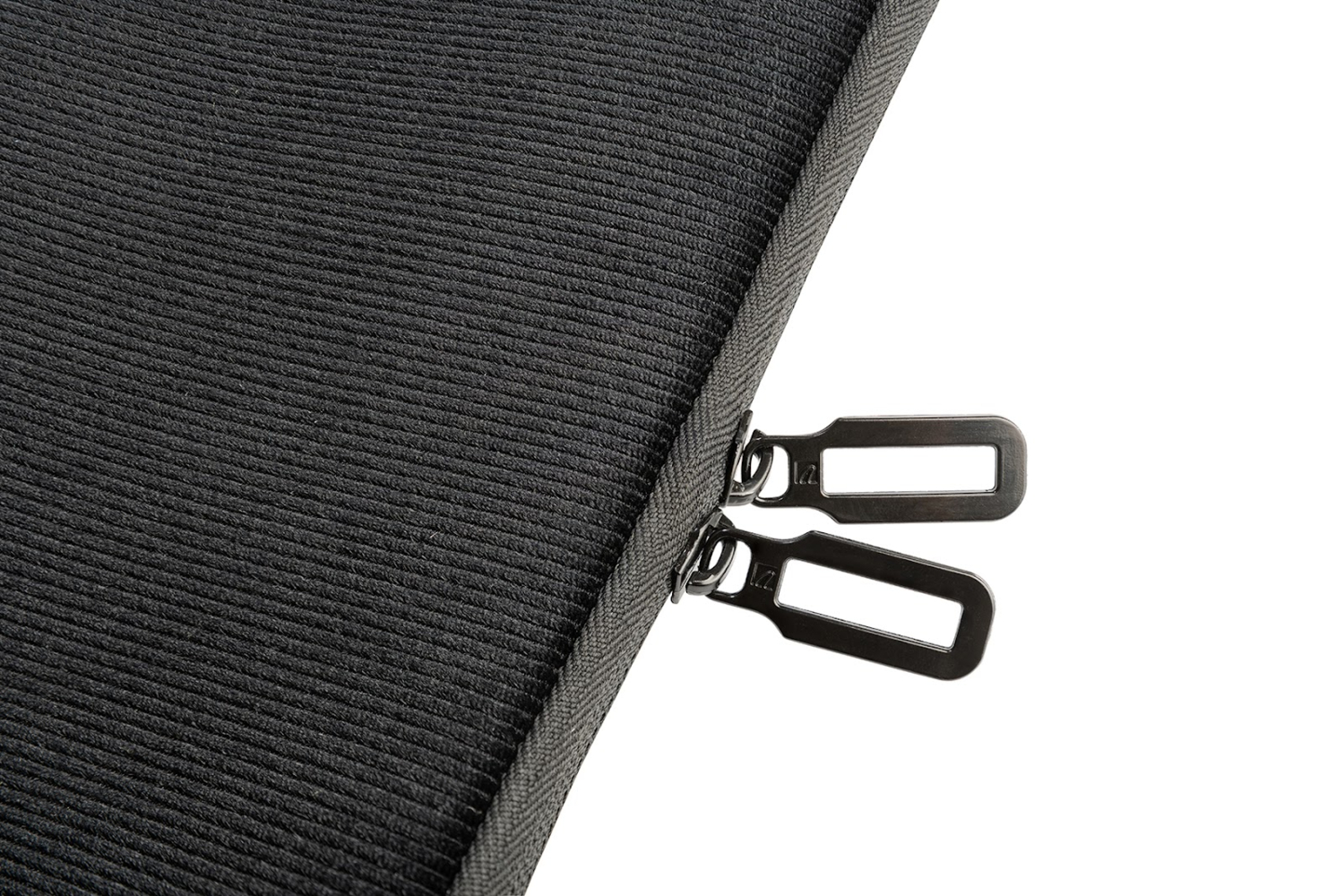 Чехол Tucano Velluto для Apple MacBook Pro 16", Black (BFVELMB16-BK)фото