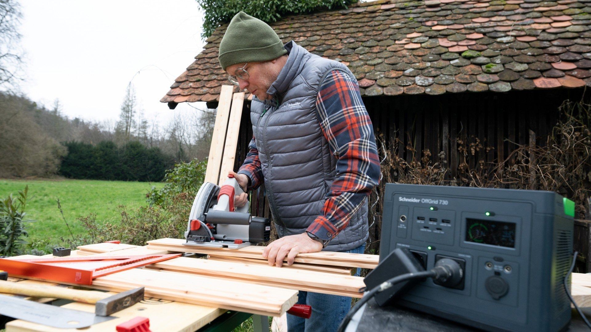 Портативна зарядна станція APC Schneider OffGrid Portable Power Station 730, 738Wh (PPS730-GR)фото