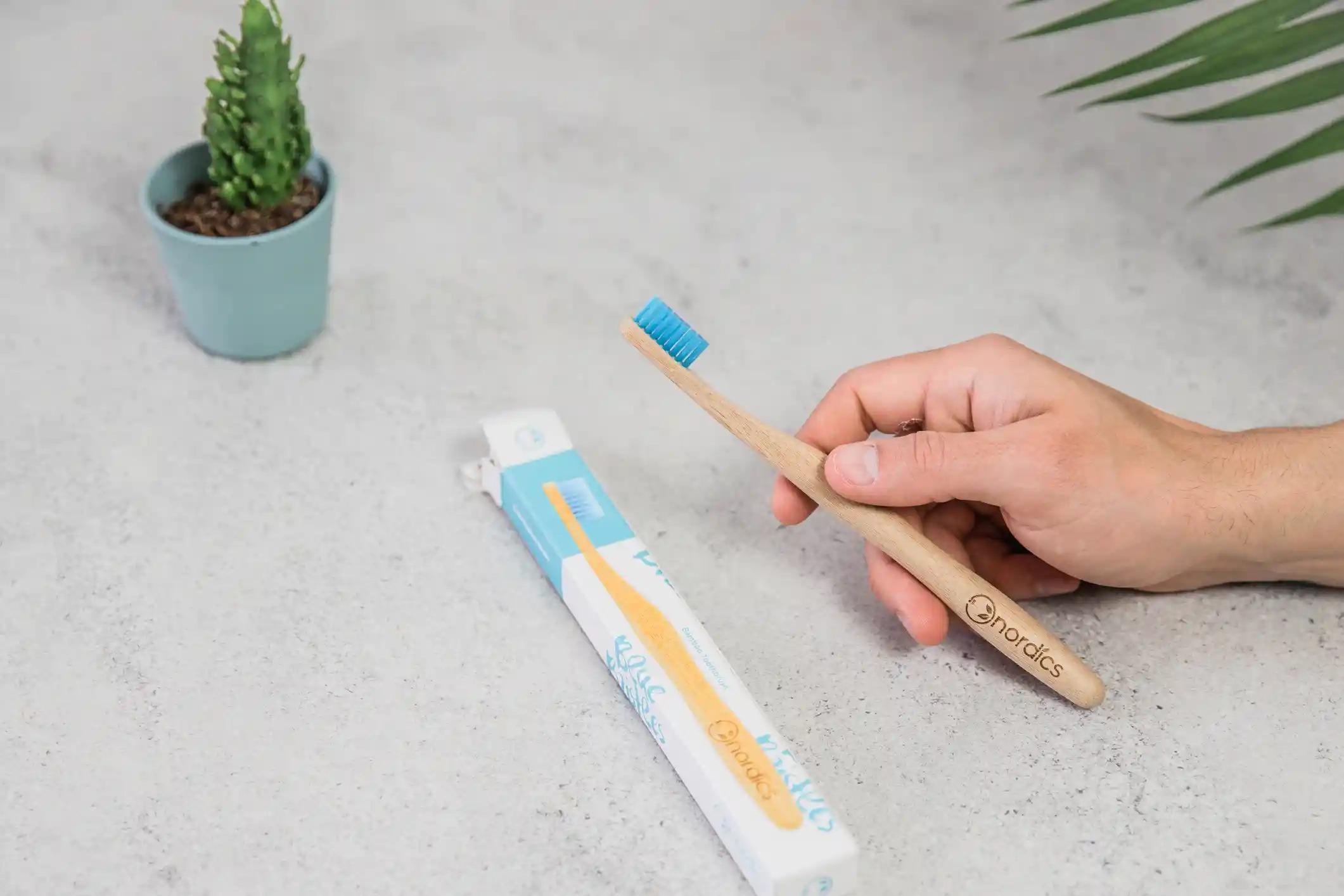 Зубна щітка екологічна Nordics з бамбука Moso блакитнафото2